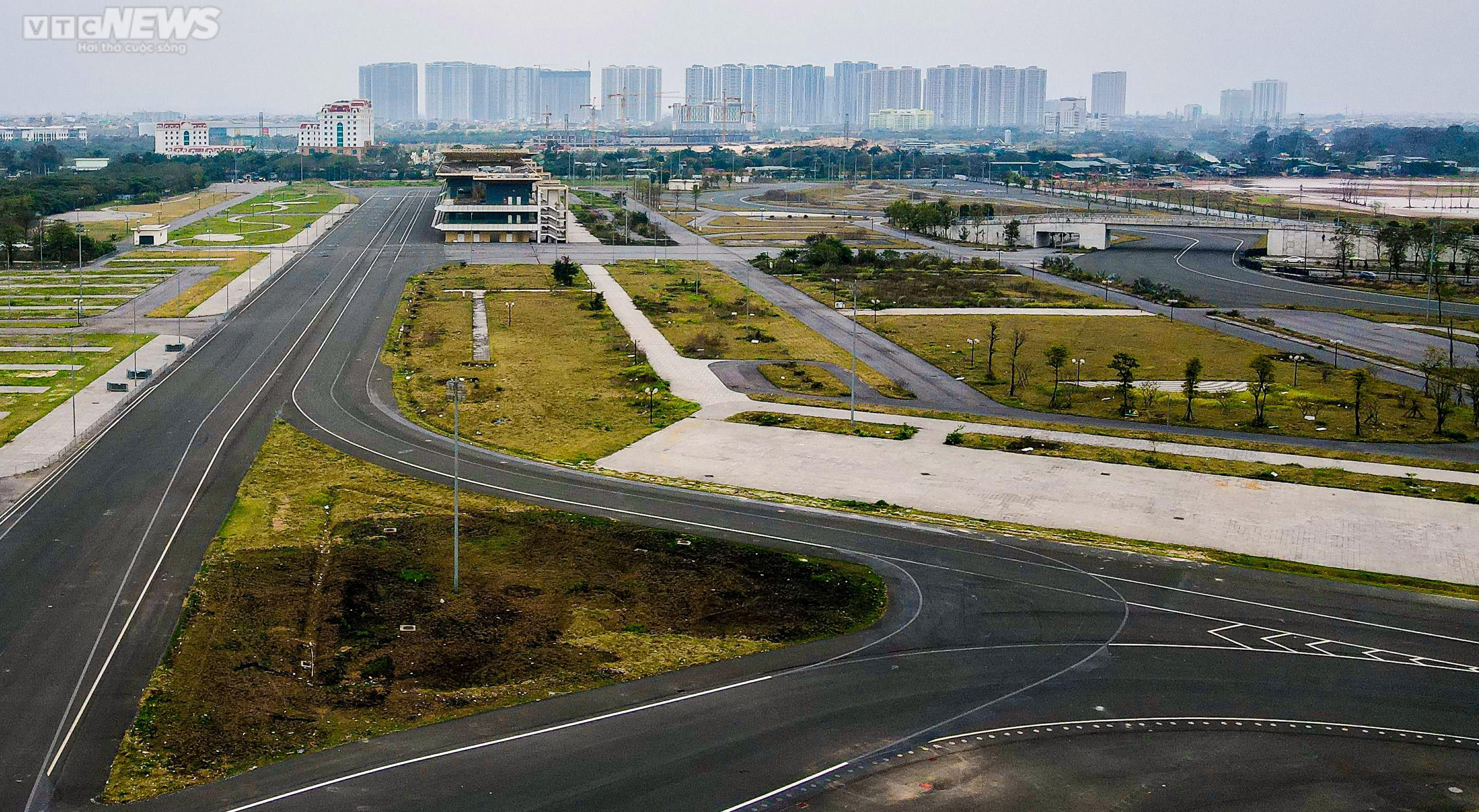 Rác thải bủa vây, khói ám chết cả cây trên đường đua F1 - 2