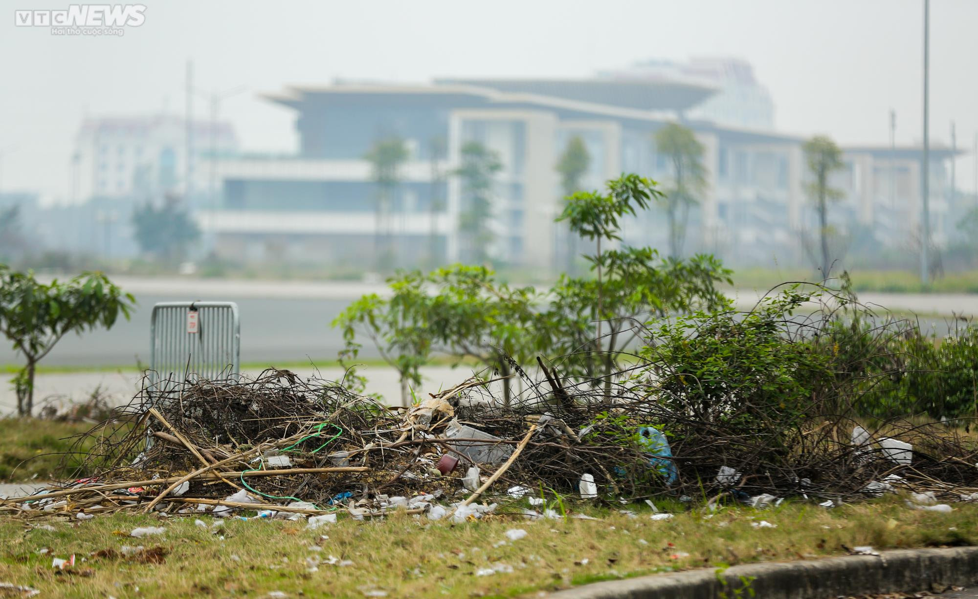 Rác thải bủa vây, khói ám chết cả cây trên đường đua F1 - 6