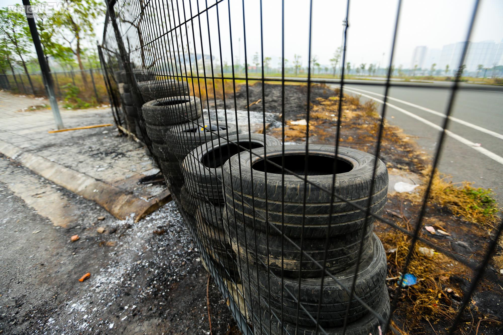 Rác thải bủa vây, khói ám chết cả cây trên đường đua F1 - 10