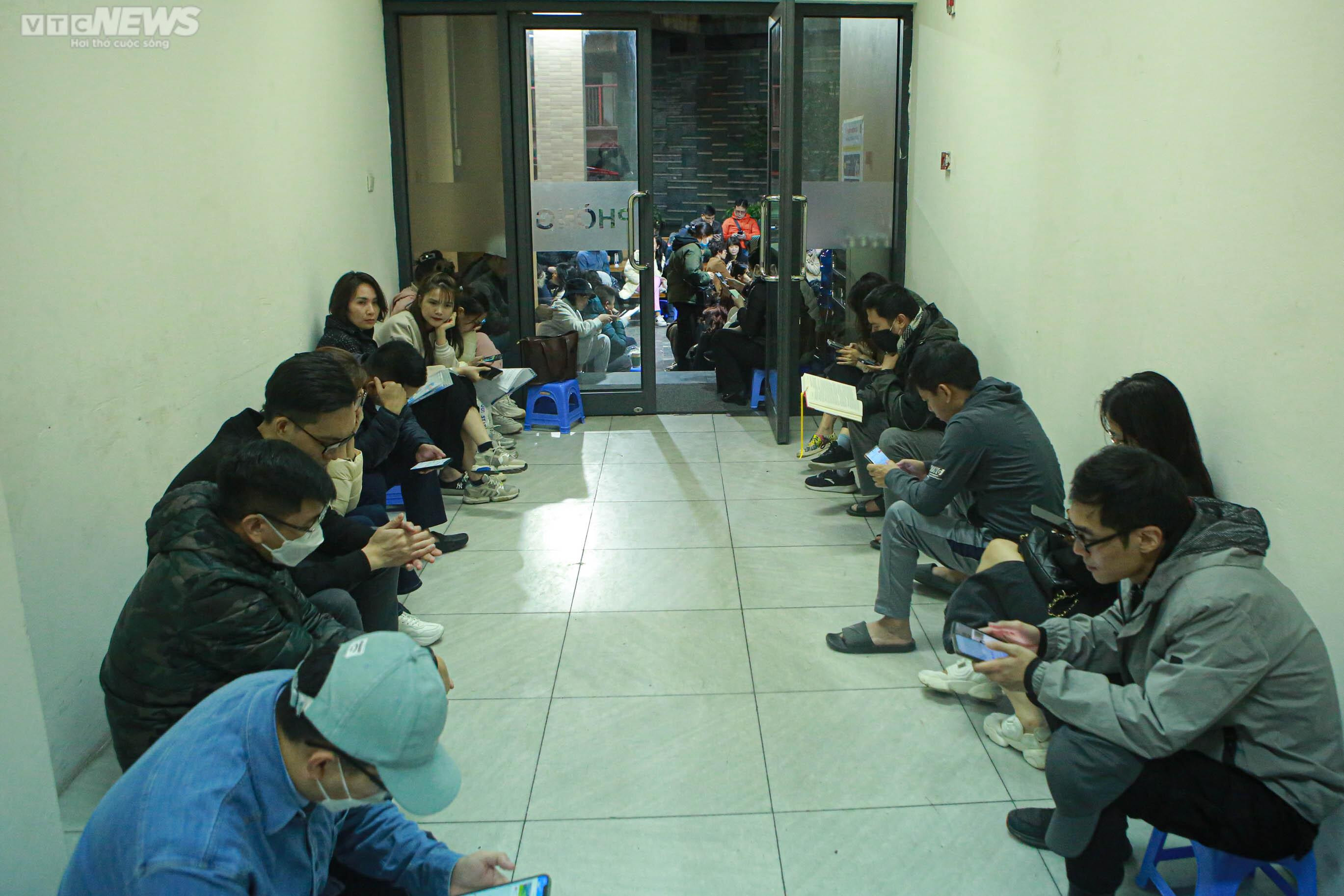 Phụ huynh Hà Nội xếp hàng trắng đêm mua hồ sơ tranh suất vào lớp 1 cho con - 6