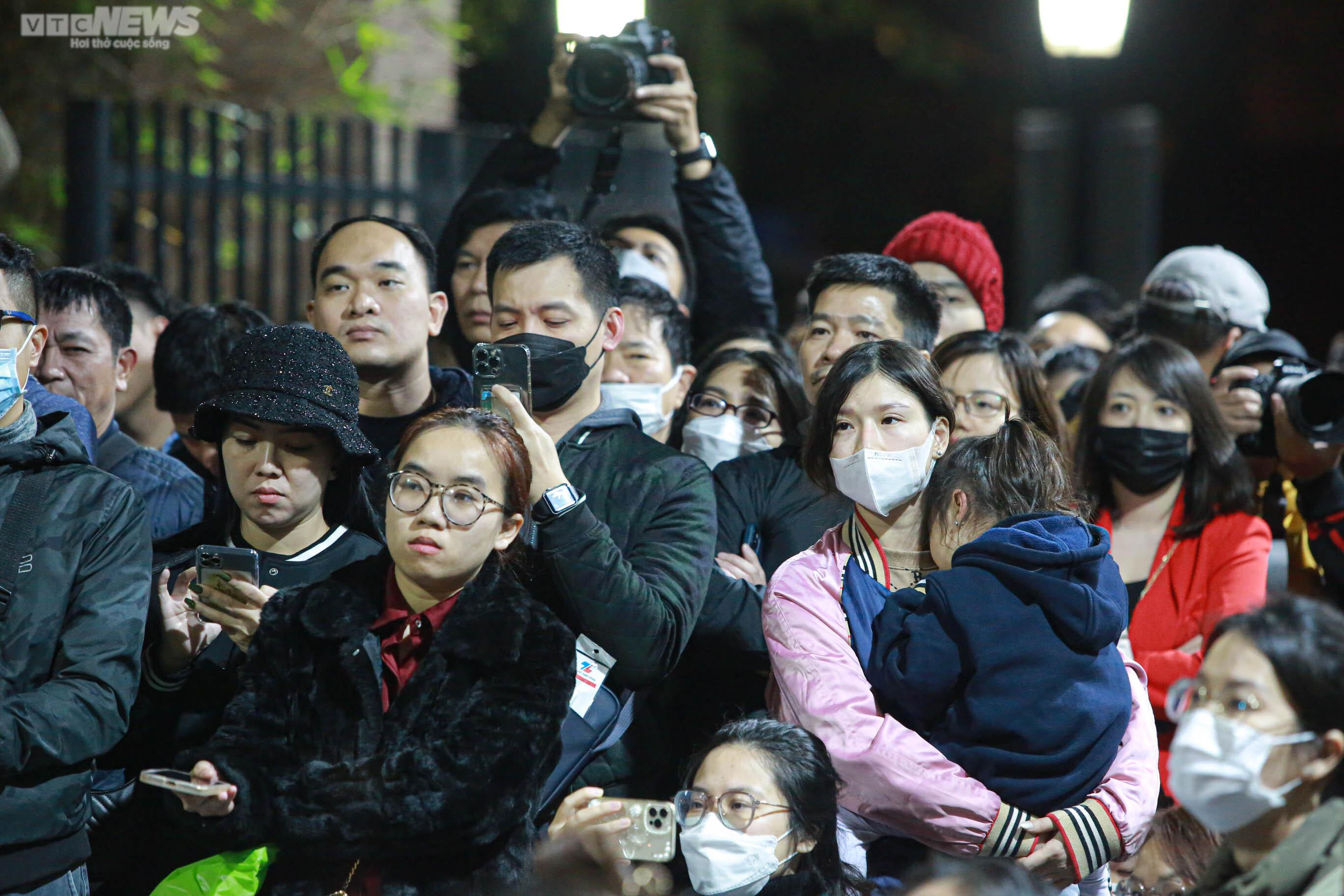 Phụ huynh Hà Nội xếp hàng trắng đêm mua hồ sơ tranh suất vào lớp 1 cho con - 7