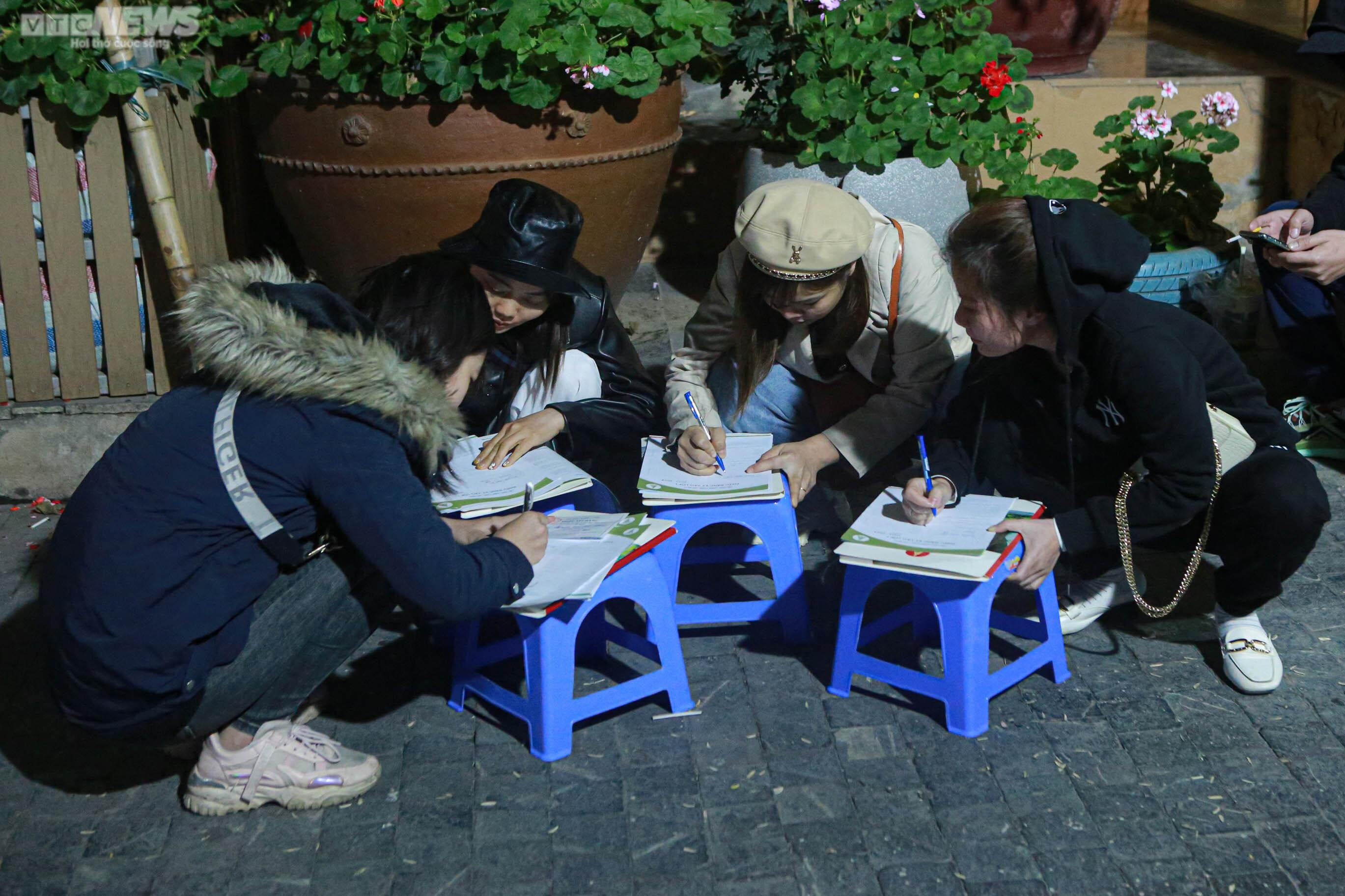 Phụ huynh Hà Nội xếp hàng trắng đêm mua hồ sơ tranh suất vào lớp 1 cho con - 13