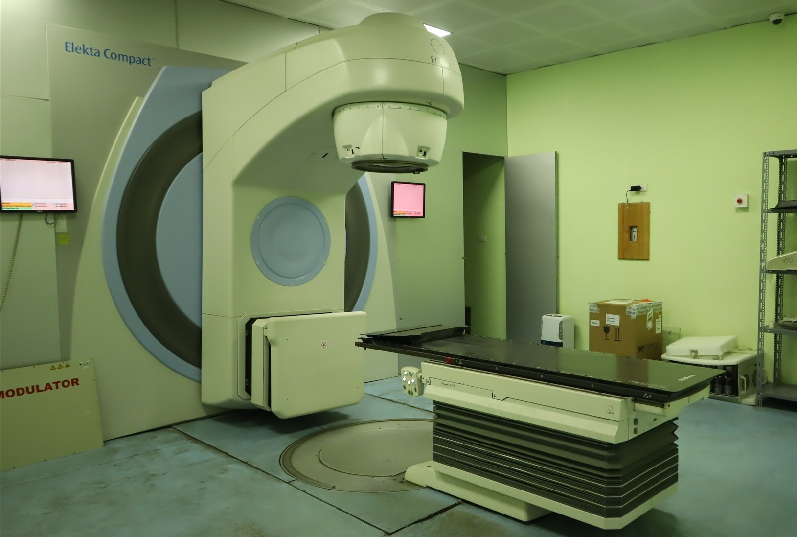 Thiết bị y tế, vật tư cạn kiệt, đến bác sỹ cũng bất lực, hoang mang - 2