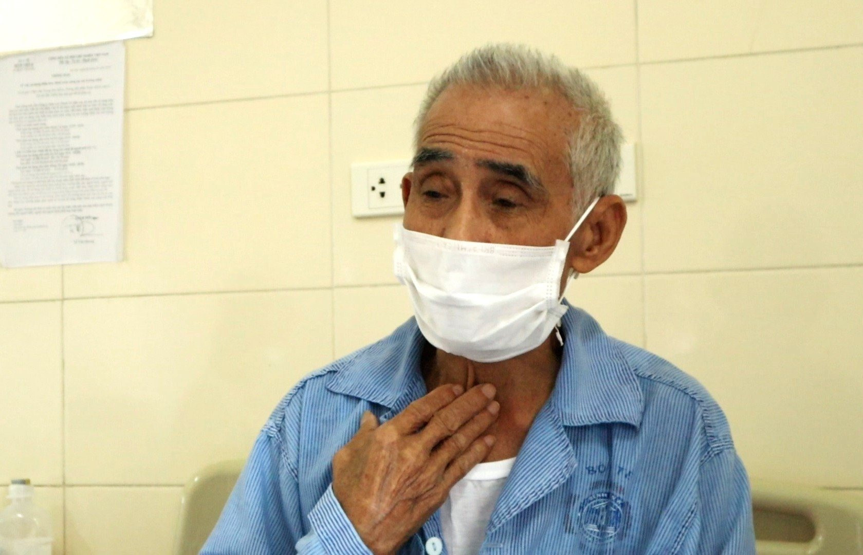 Thiết bị y tế, vật tư cạn kiệt, đến bác sỹ cũng bất lực, hoang mang - 1