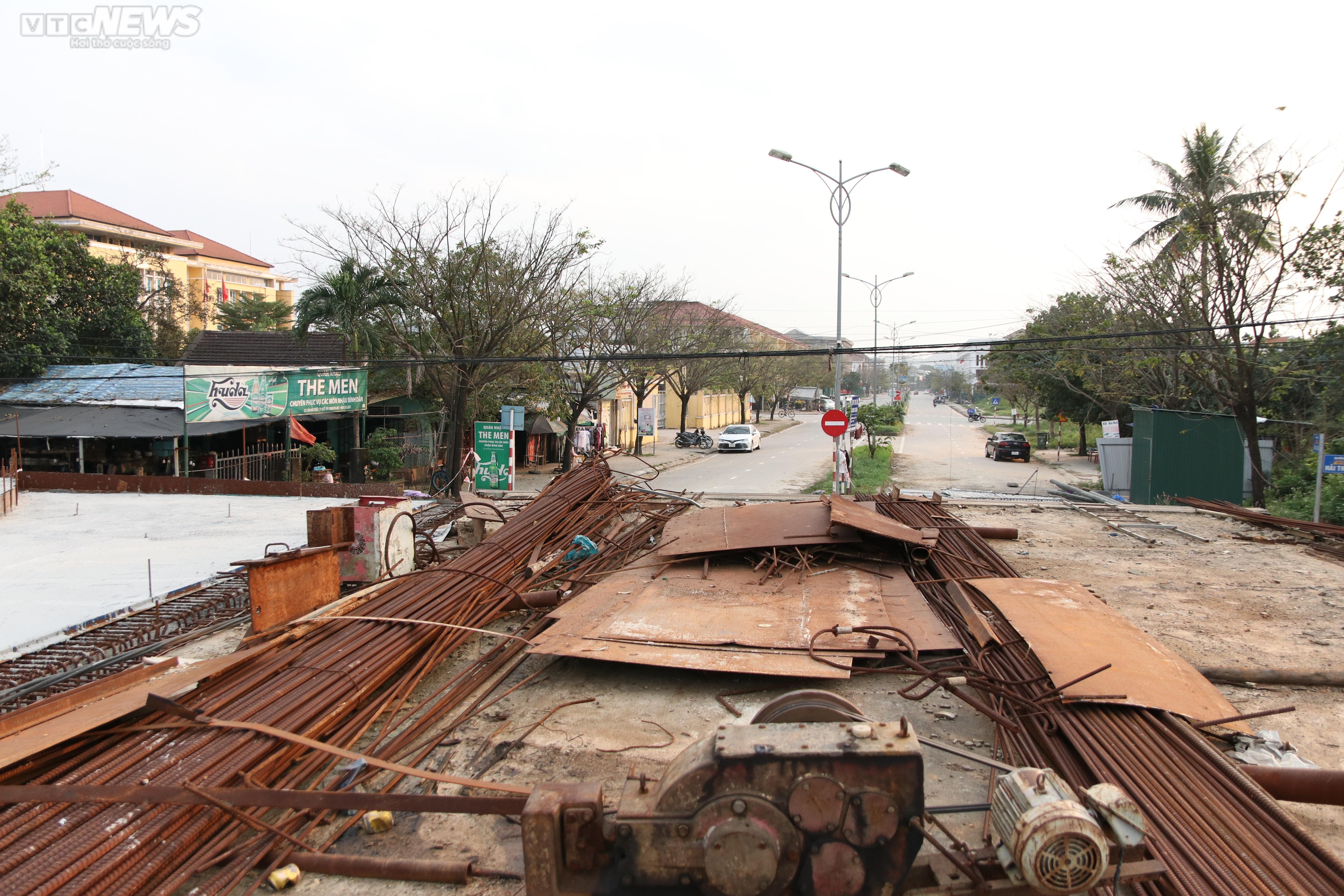 Nửa thập kỷ không bắc xong một cây cầu dù được chi gần 70 tỷ để 'giải cứu' - 12