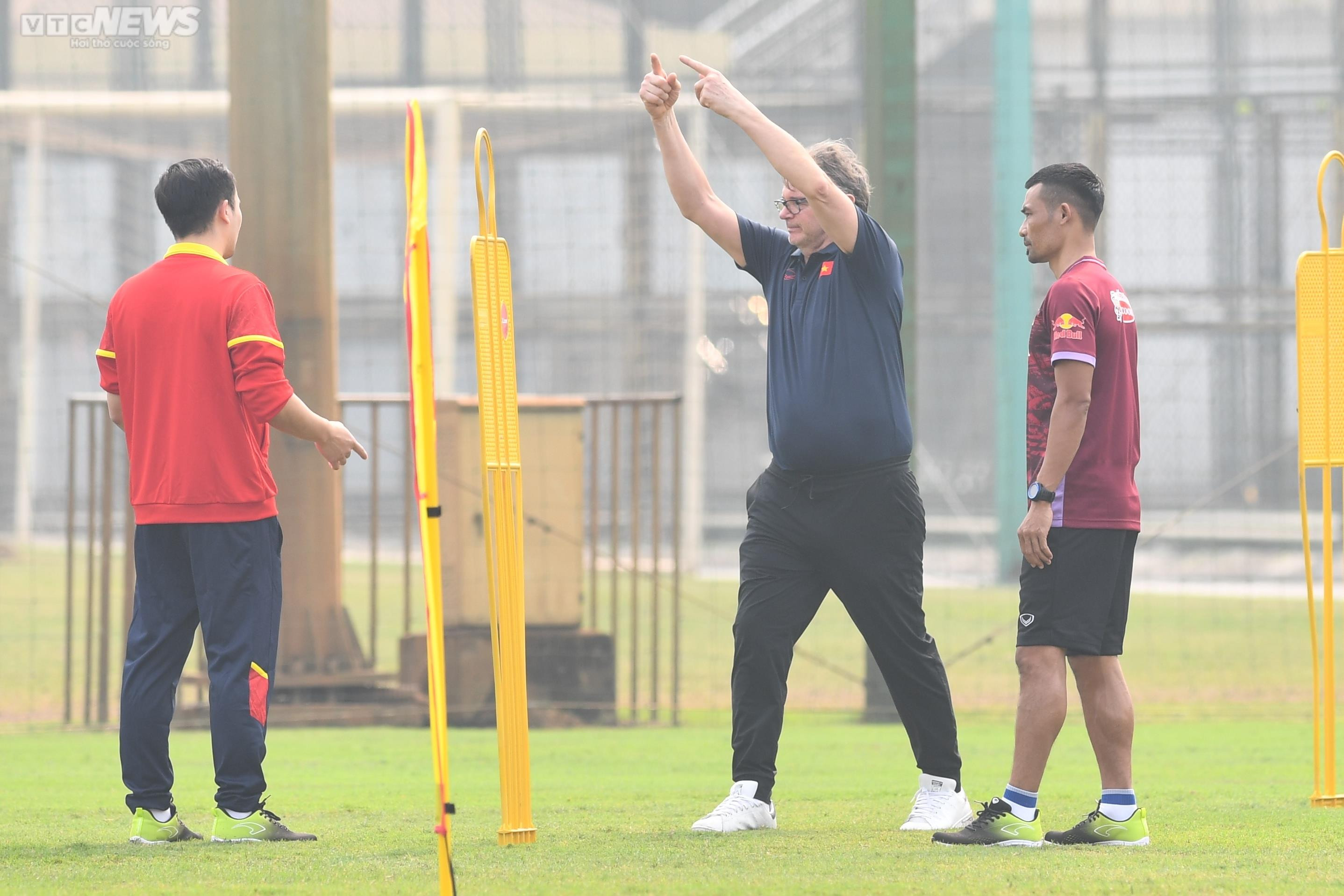 HLV Troussier làm việc xuyên trưa chuẩn bị giáo án cho U23 Việt Nam - 3