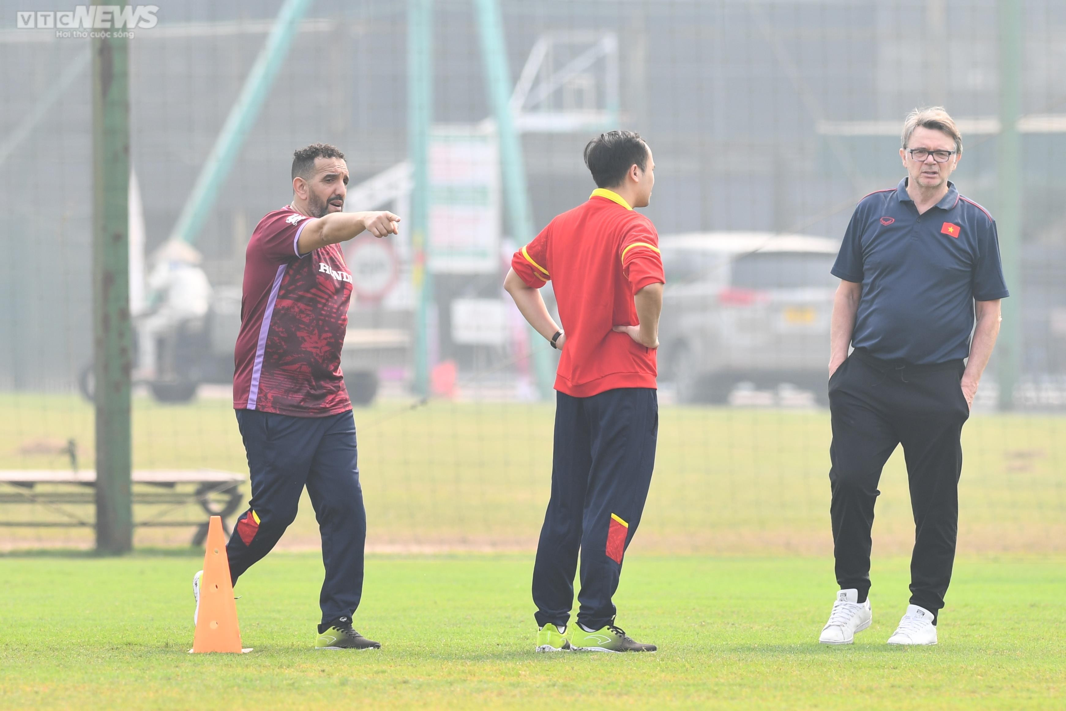 HLV Troussier làm việc xuyên trưa chuẩn bị giáo án cho U23 Việt Nam - 4