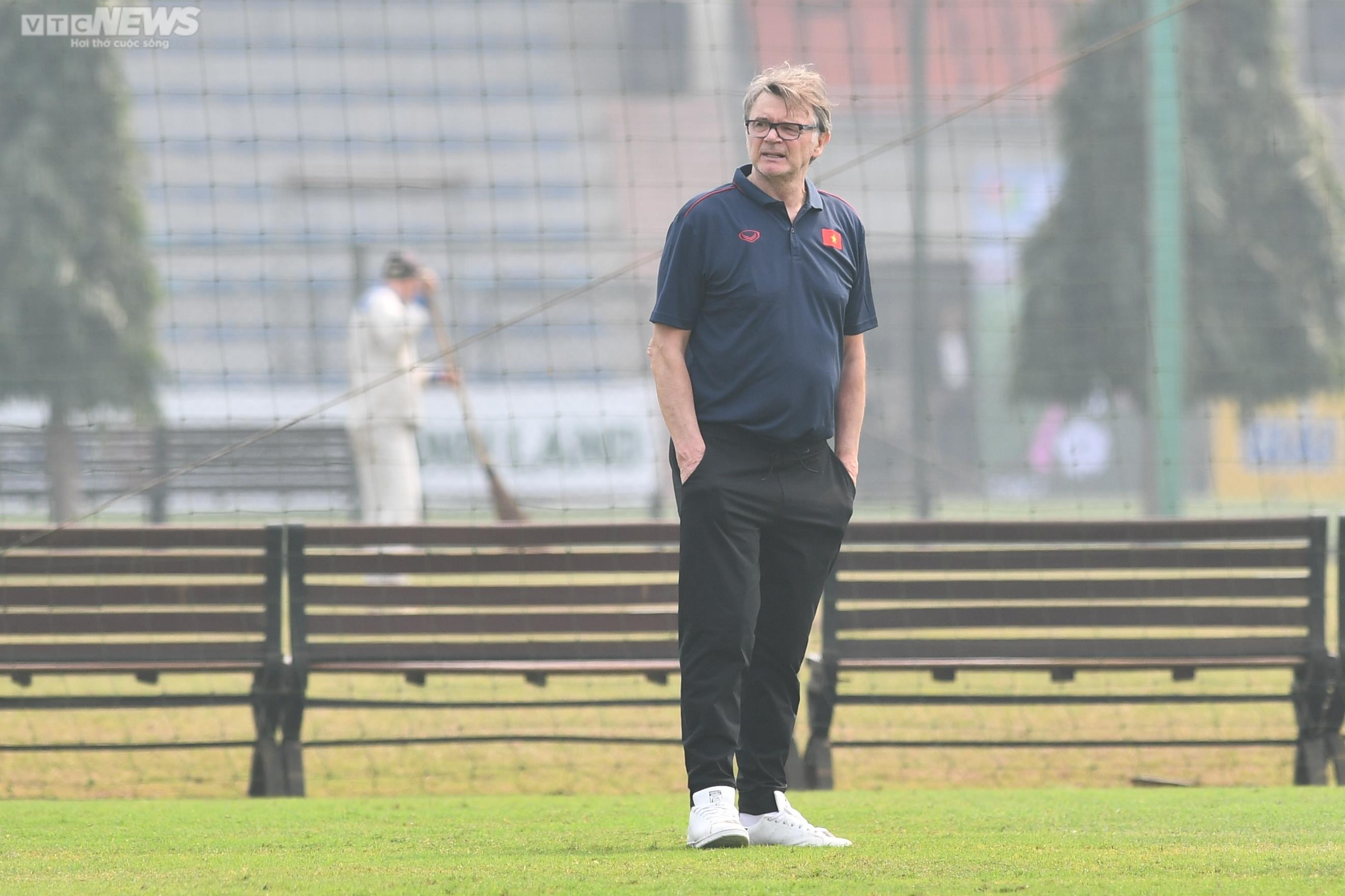 HLV Troussier làm việc xuyên trưa chuẩn bị giáo án cho U23 Việt Nam - 5