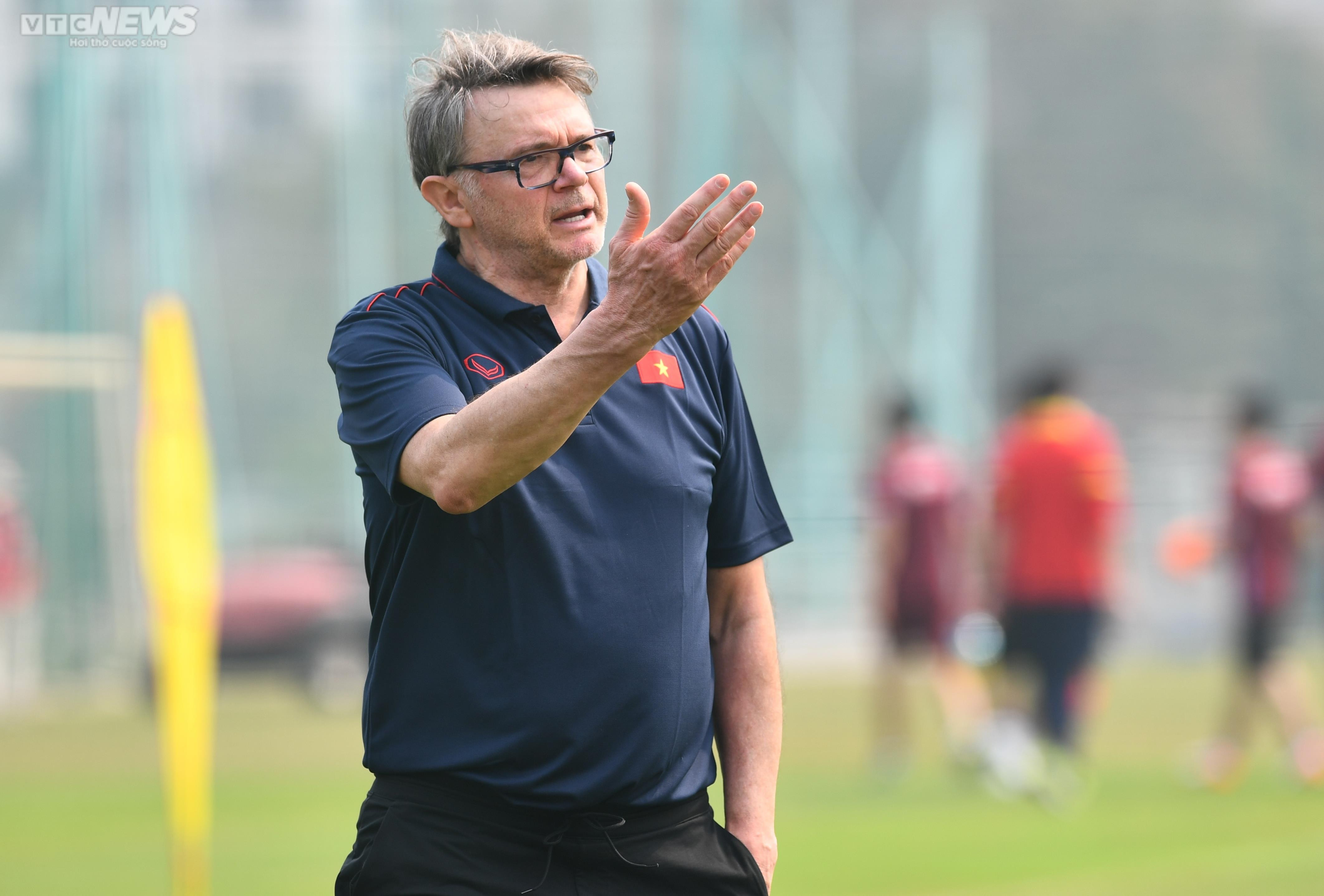 HLV Troussier làm việc xuyên trưa chuẩn bị giáo án cho U23 Việt Nam - 6