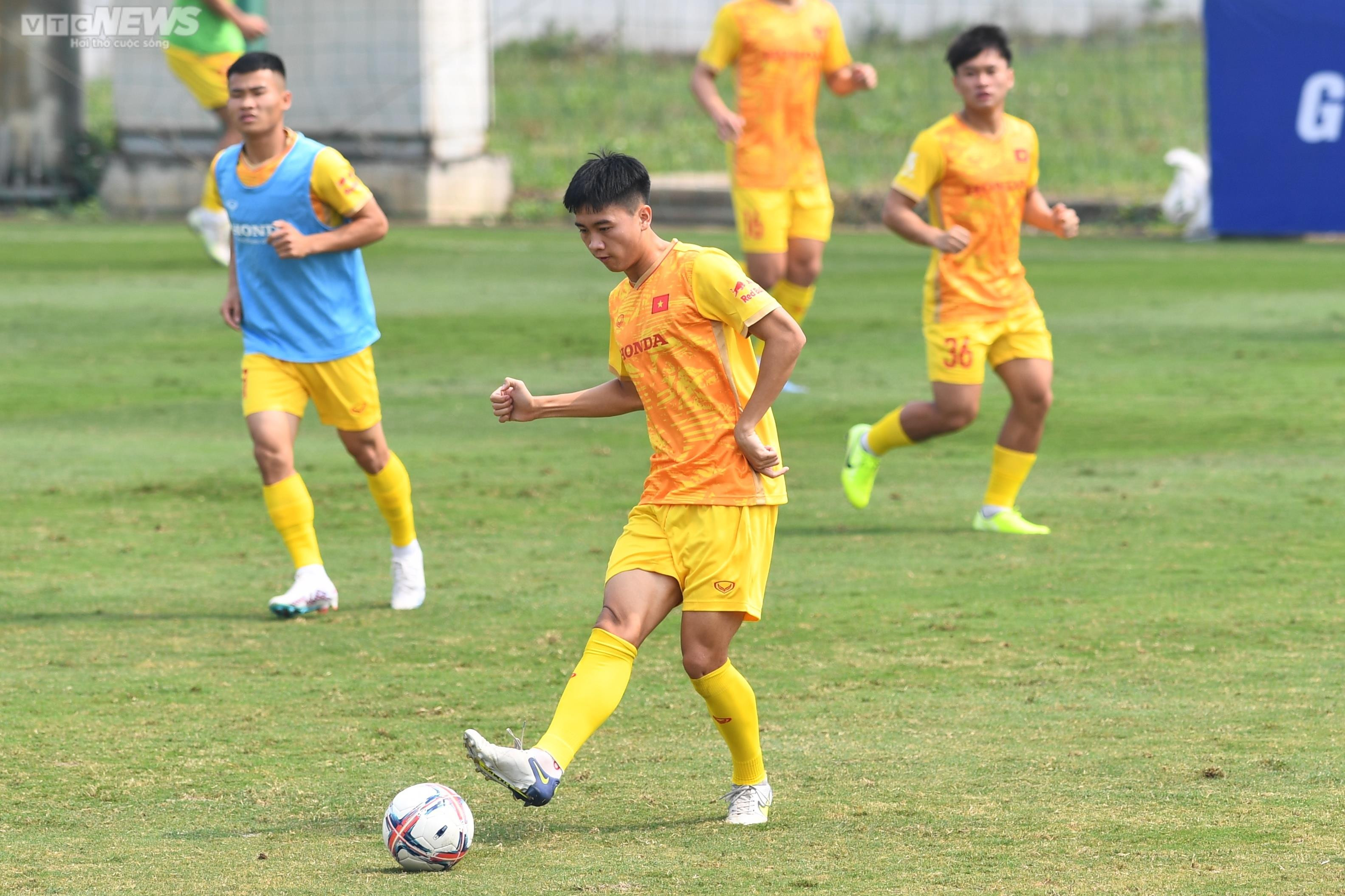 HLV Troussier làm việc xuyên trưa chuẩn bị giáo án cho U23 Việt Nam - 7