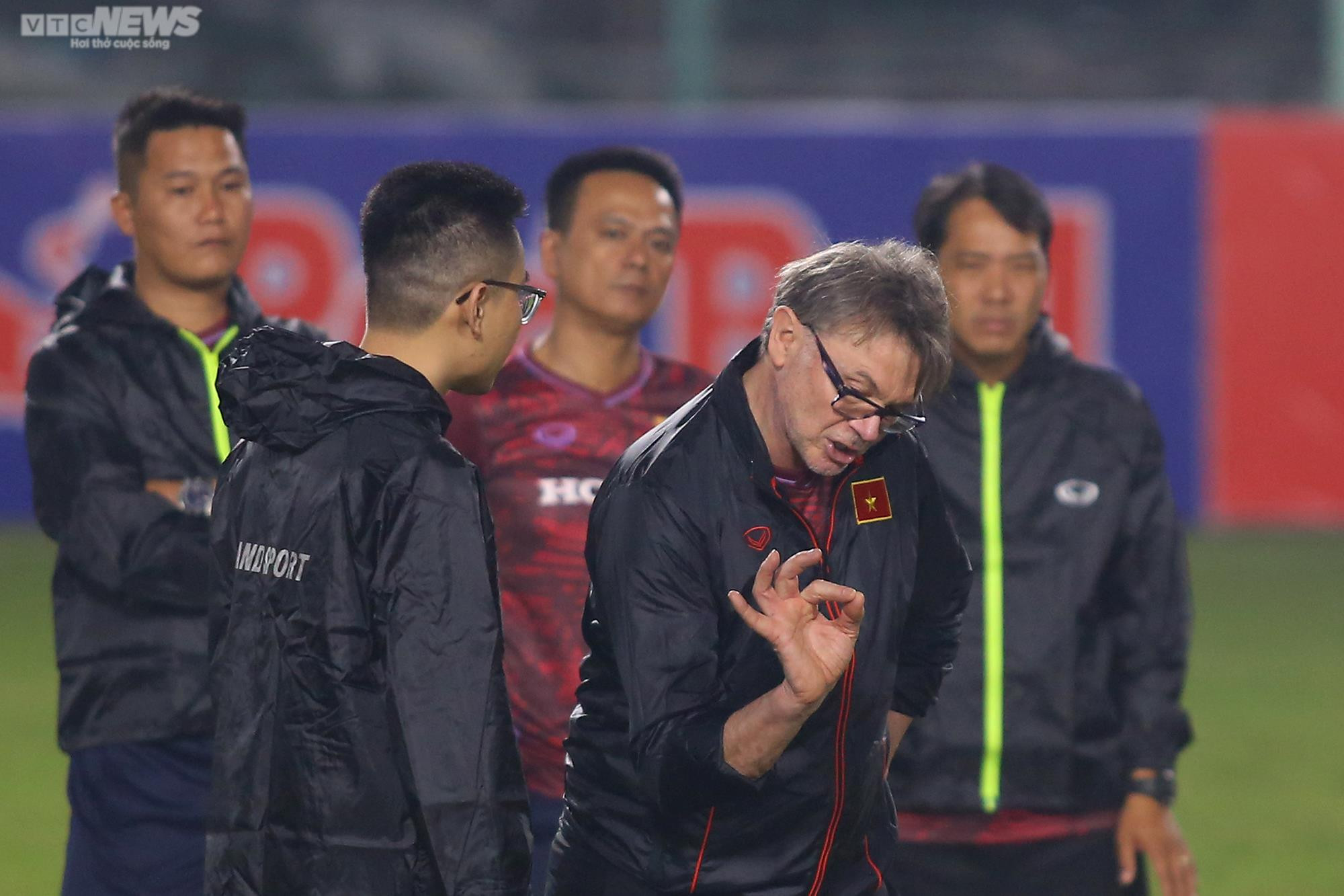 HLV Troussier yêu cầu khắt khe với U23 Việt Nam ngay buổi tập đầu tiên - 8