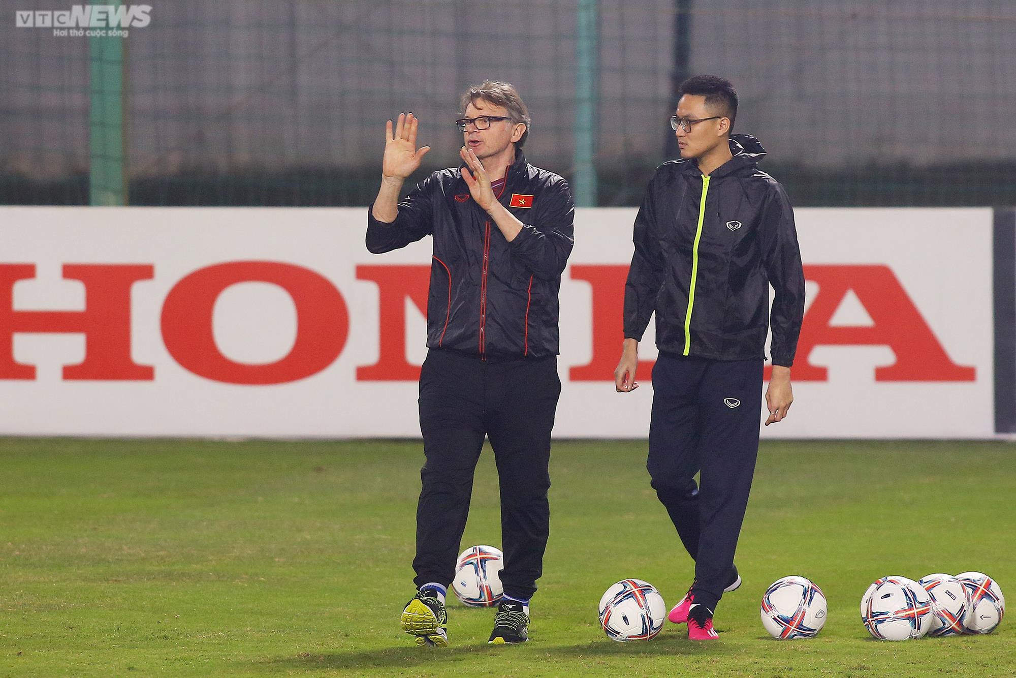 HLV Troussier yêu cầu khắt khe với U23 Việt Nam ngay buổi tập đầu tiên - 16