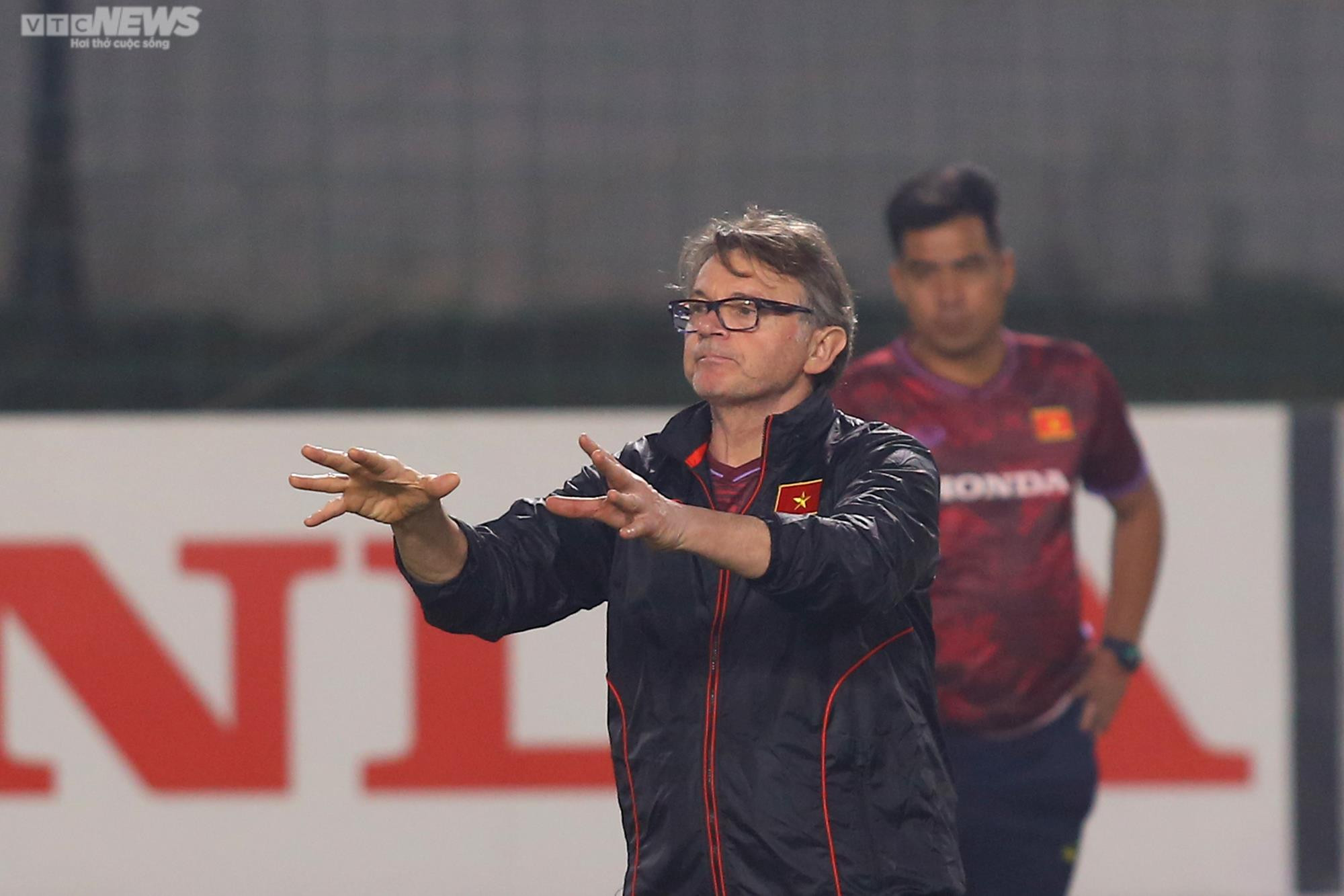 HLV Troussier yêu cầu khắt khe với U23 Việt Nam ngay buổi tập đầu tiên - 10