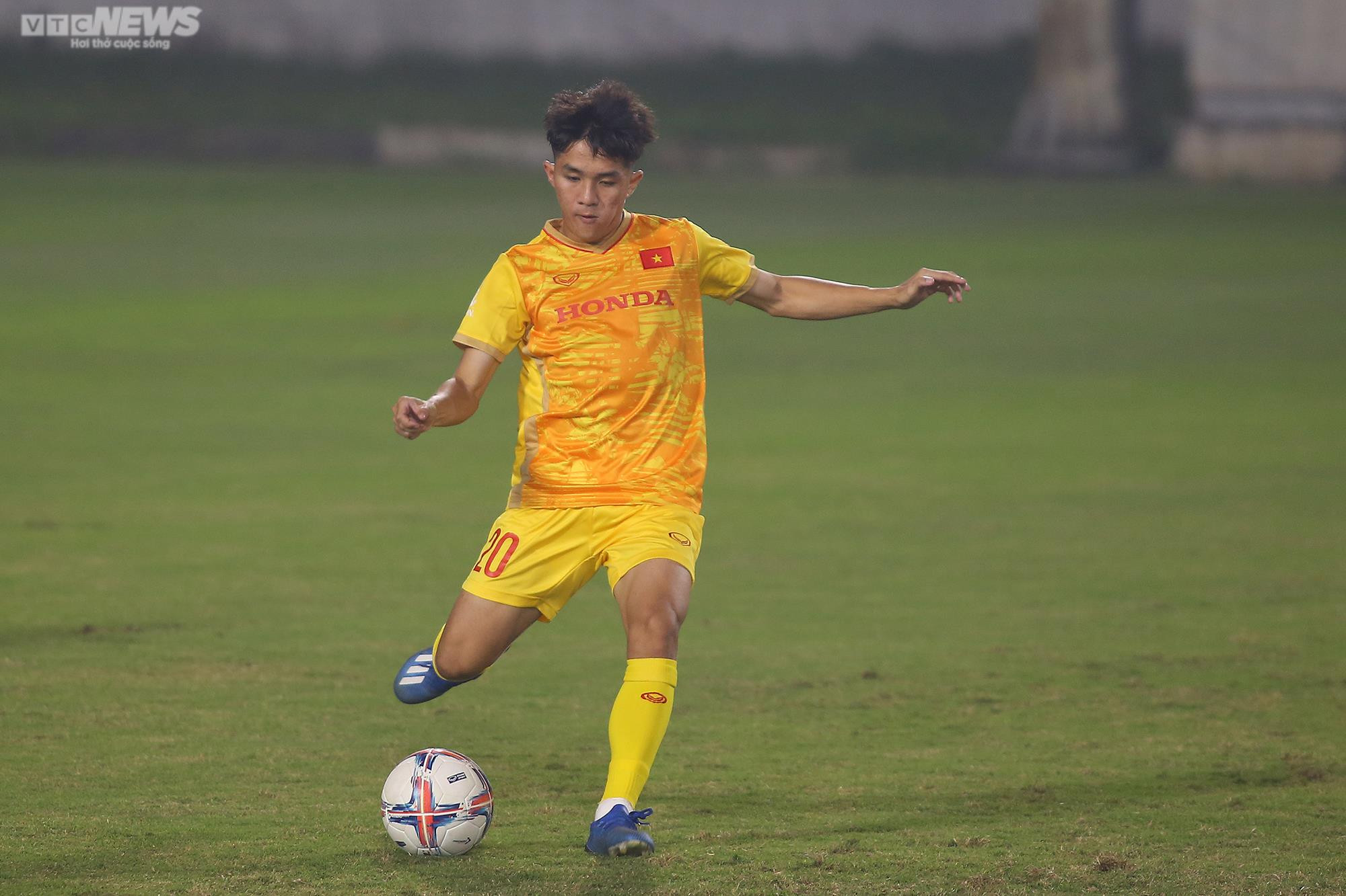 HLV Troussier yêu cầu khắt khe với U23 Việt Nam ngay buổi tập đầu tiên - 14