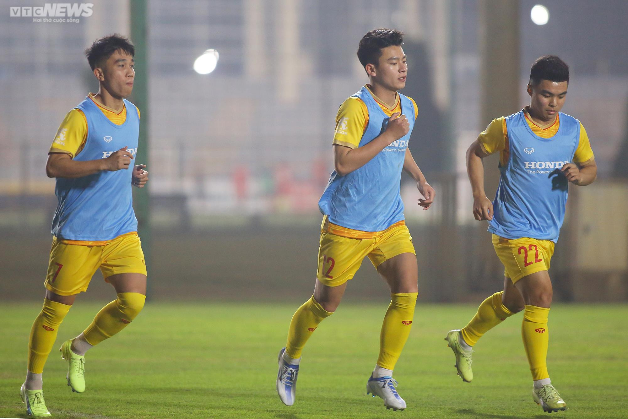 HLV Troussier yêu cầu khắt khe với U23 Việt Nam ngay buổi tập đầu tiên - 4