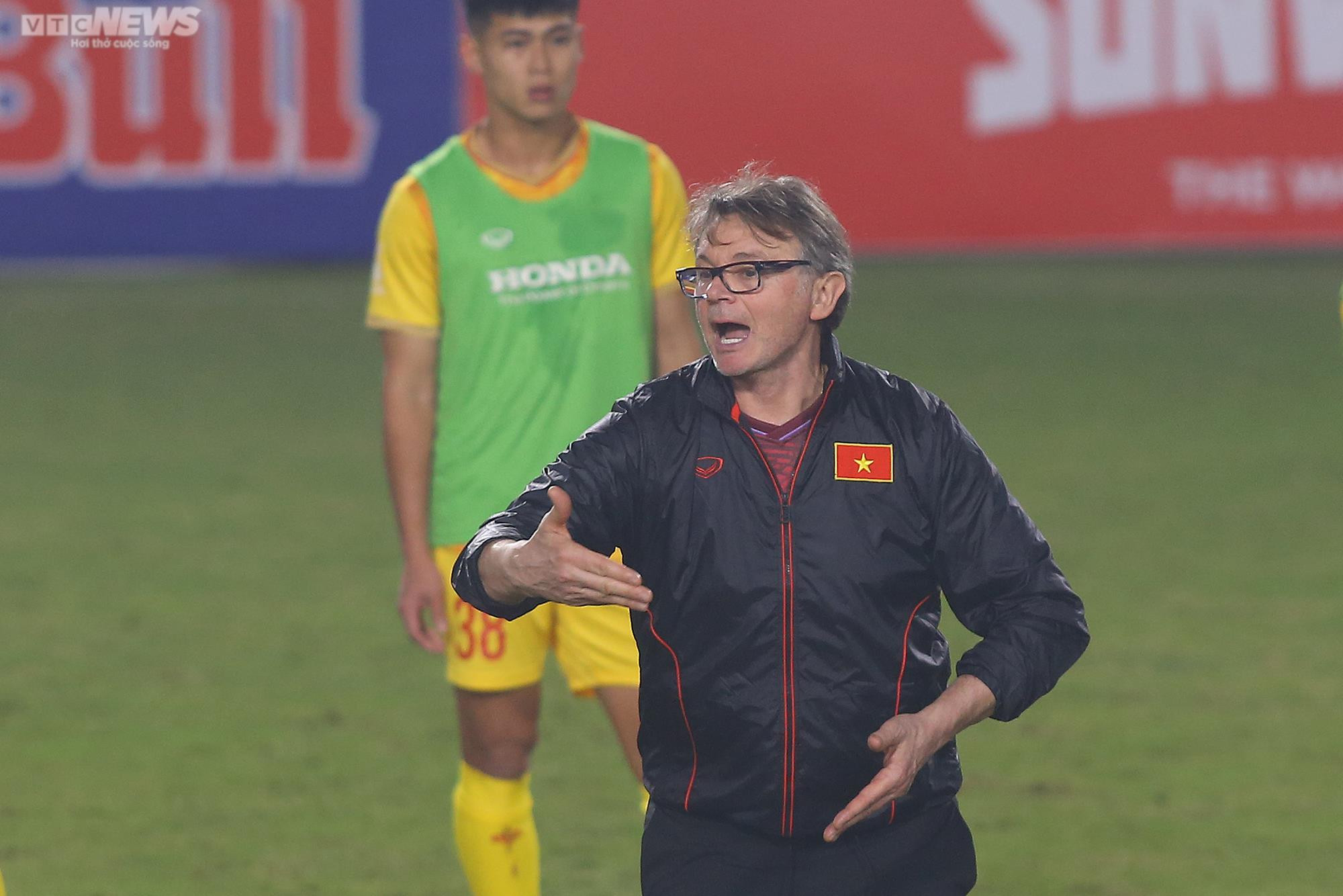 HLV Troussier yêu cầu khắt khe với U23 Việt Nam ngay buổi tập đầu tiên - 12