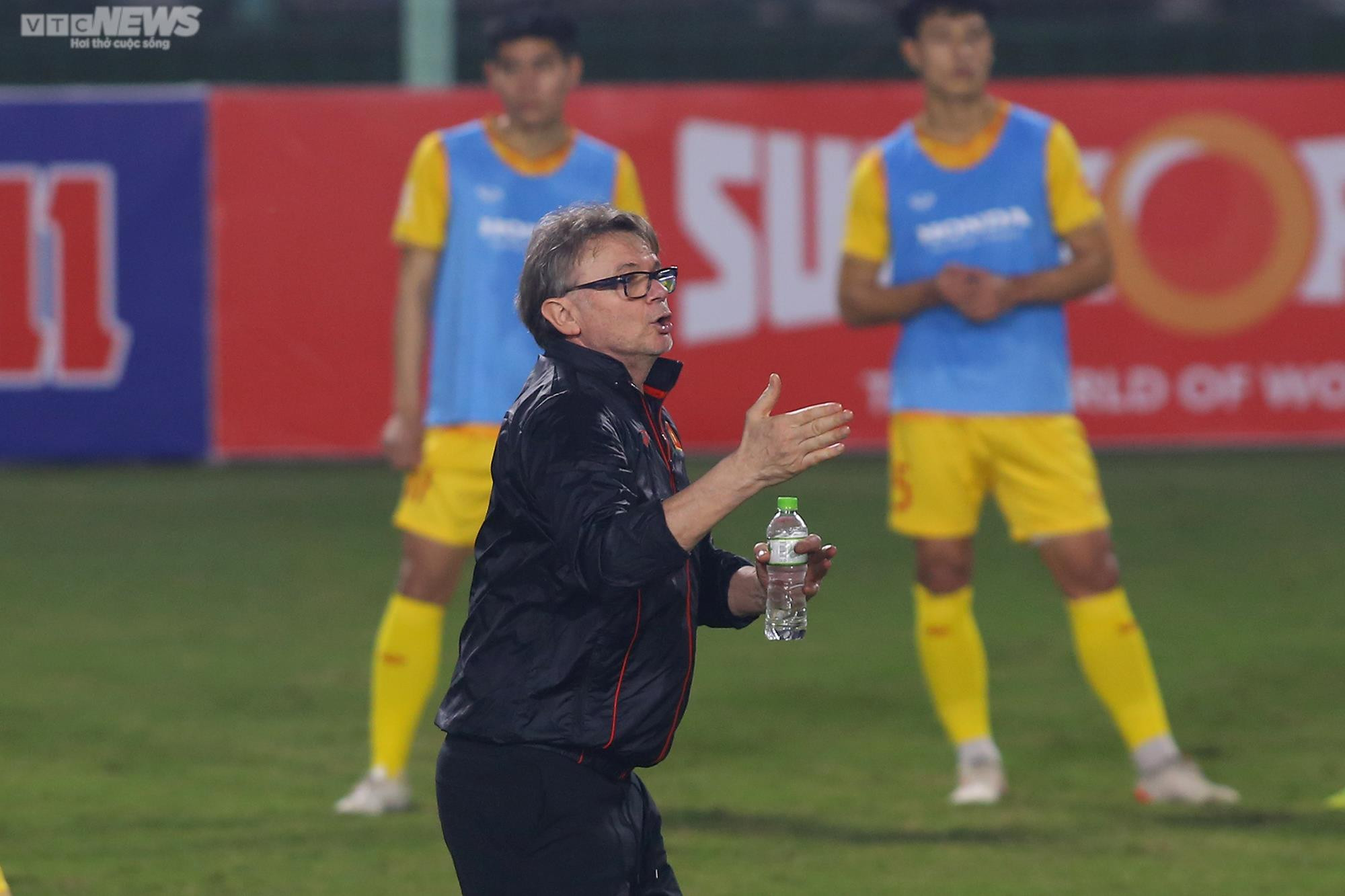 HLV Troussier yêu cầu khắt khe với U23 Việt Nam ngay buổi tập đầu tiên - 17