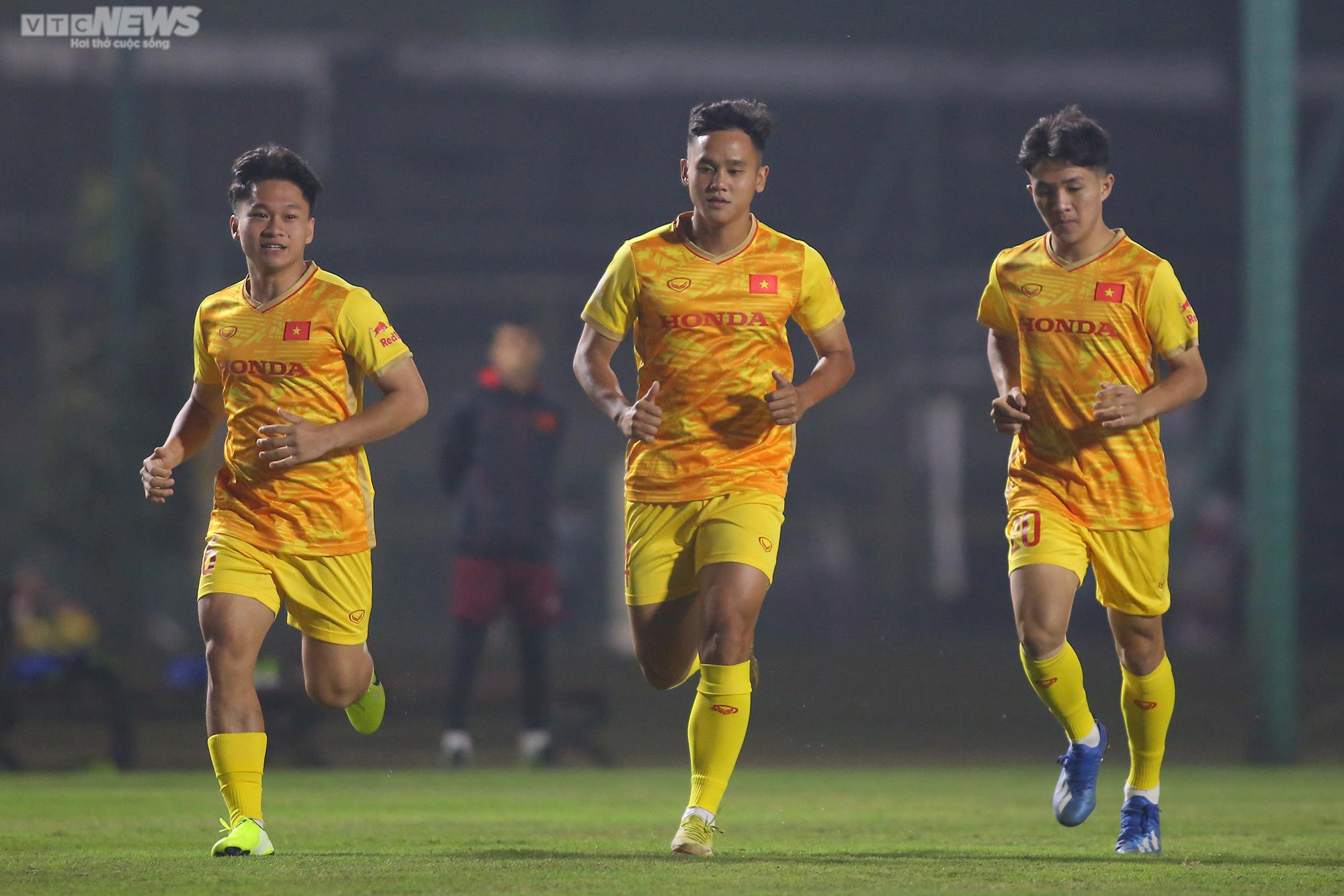 HLV Troussier yêu cầu khắt khe với U23 Việt Nam ngay buổi tập đầu tiên - 6