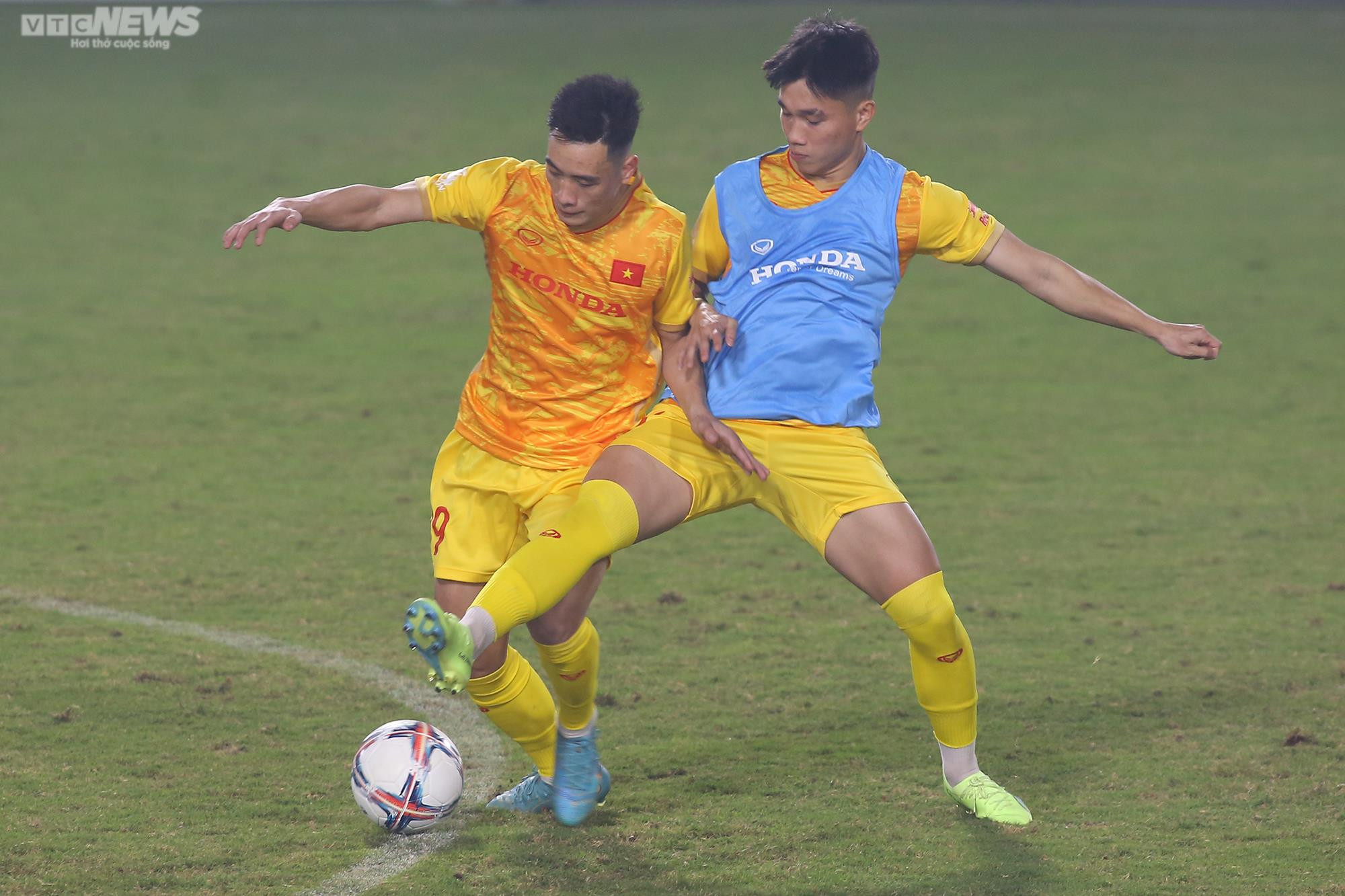 HLV Troussier yêu cầu khắt khe với U23 Việt Nam ngay buổi tập đầu tiên - 13