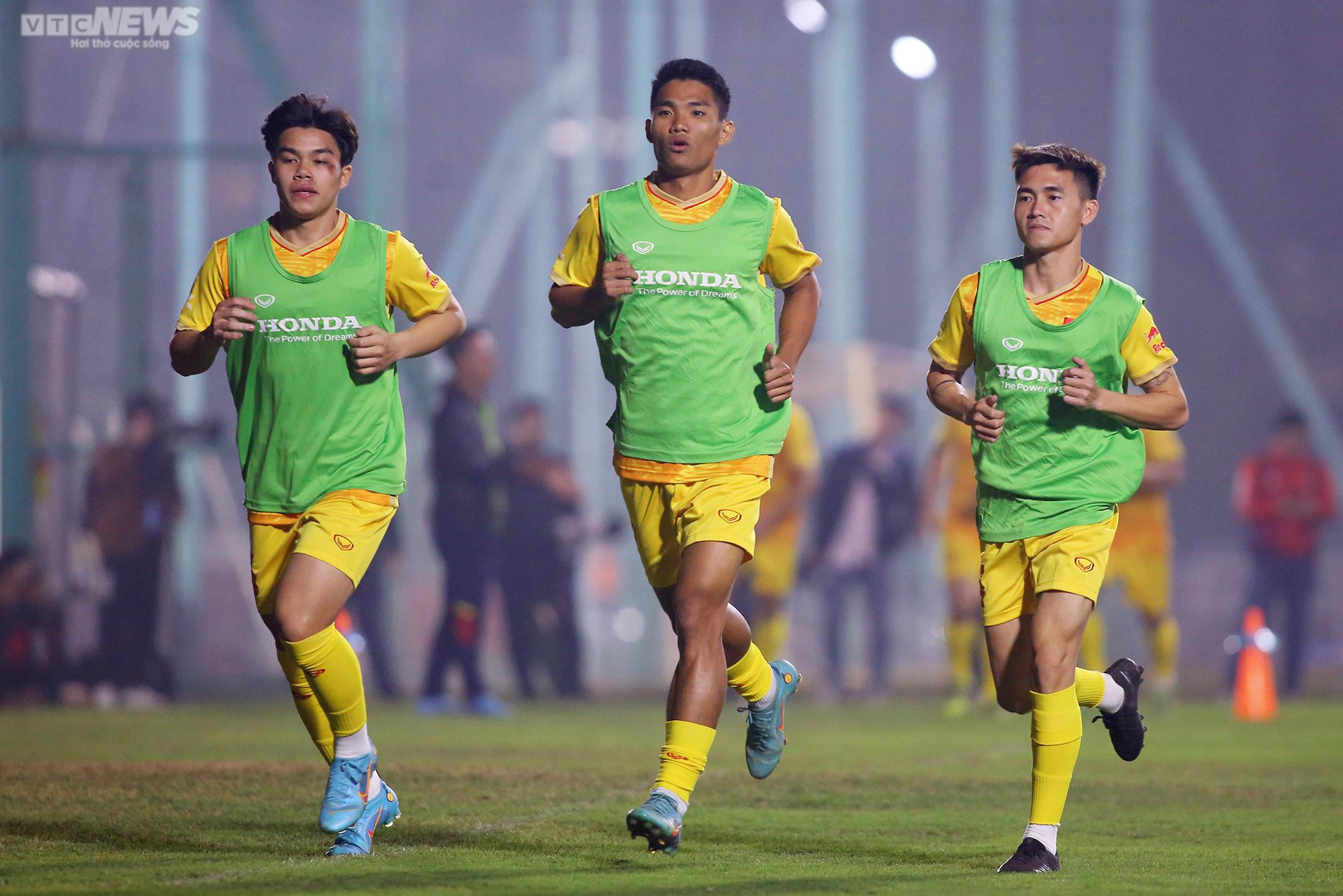 HLV Troussier yêu cầu khắt khe với U23 Việt Nam ngay buổi tập đầu tiên - 5