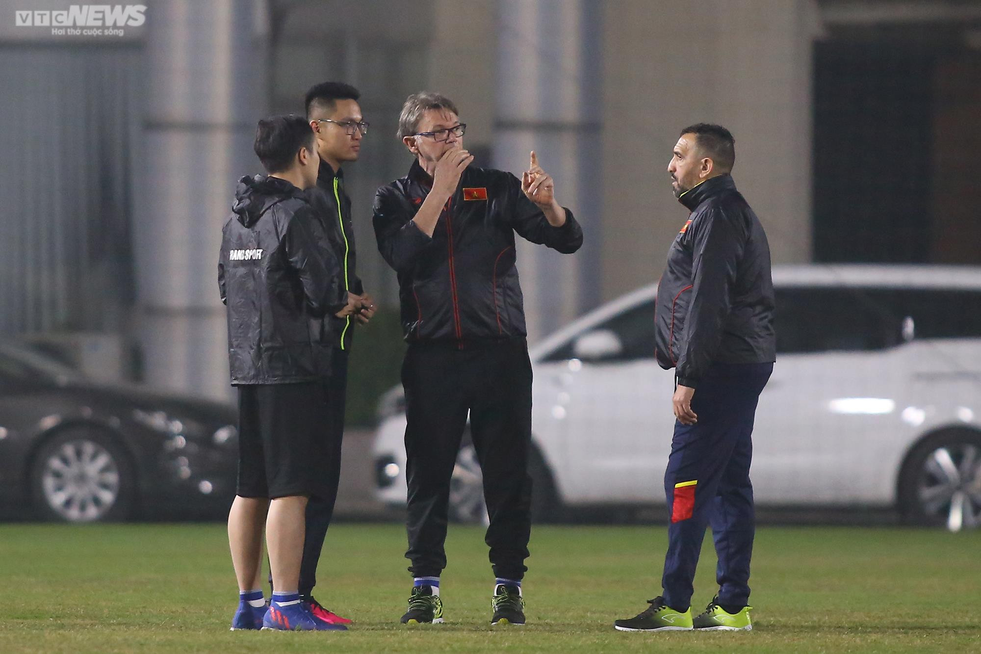 HLV Troussier yêu cầu khắt khe với U23 Việt Nam ngay buổi tập đầu tiên - 3