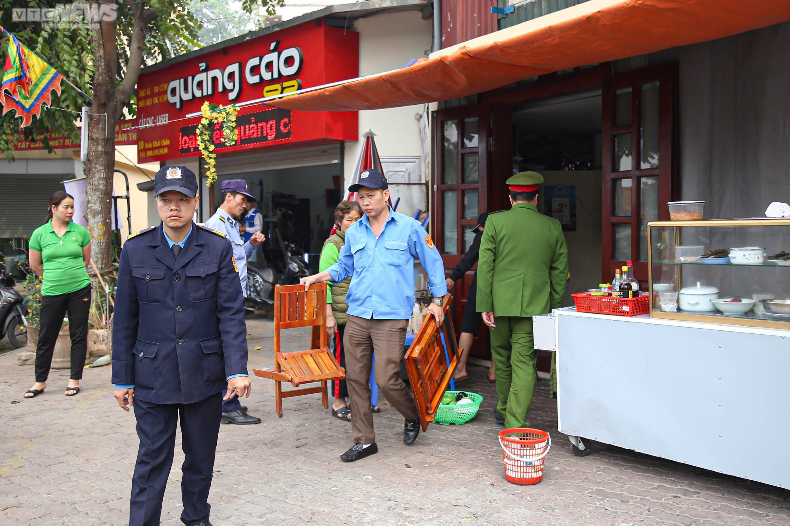 Ngày đầu Hà Nội ra quân giành lại vỉa hè, nhiều chủ cửa hàng bê đồ bỏ chạy - 15