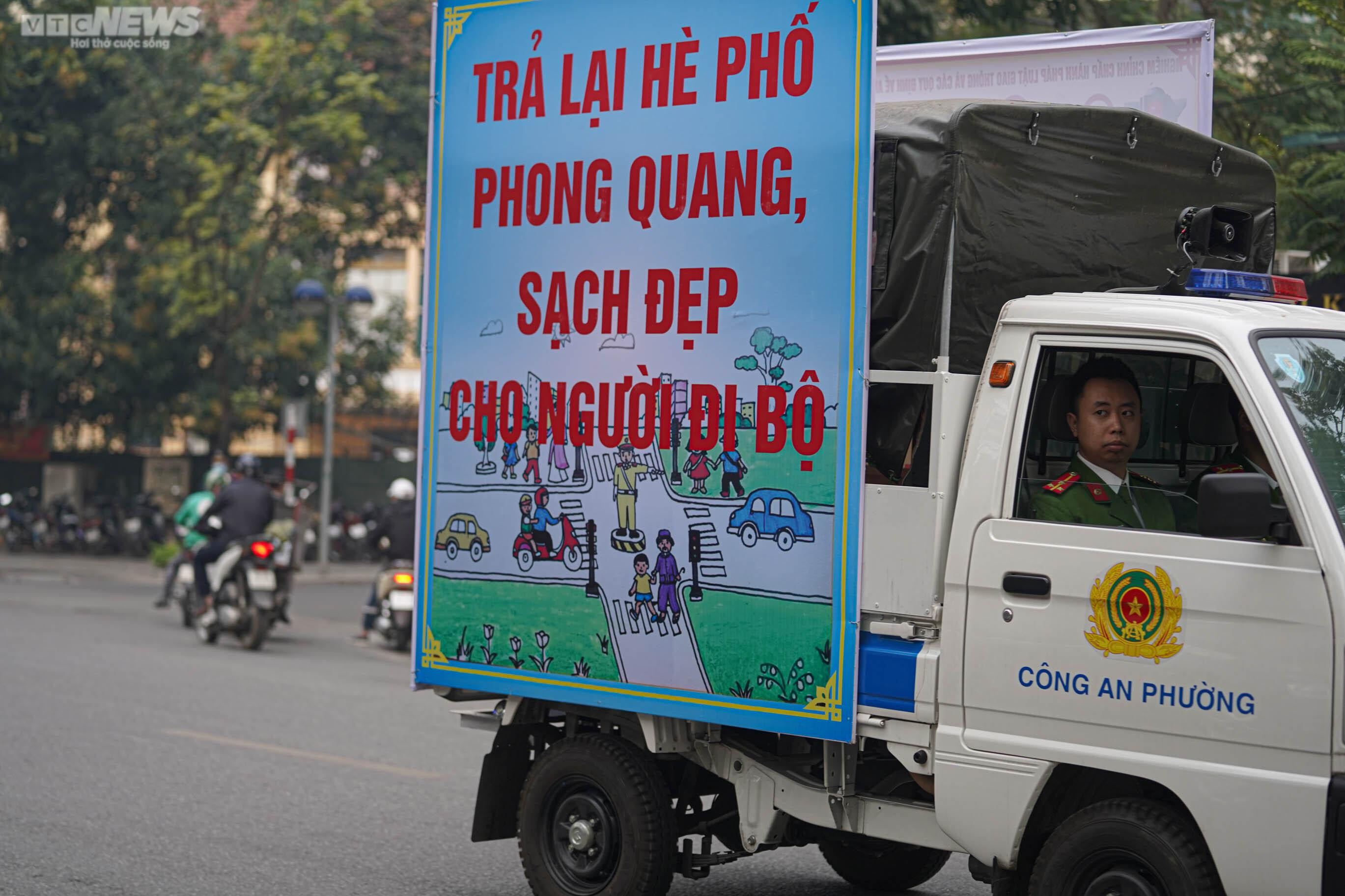 Ngày đầu Hà Nội ra quân giành lại vỉa hè, nhiều chủ cửa hàng bê đồ bỏ chạy - 4