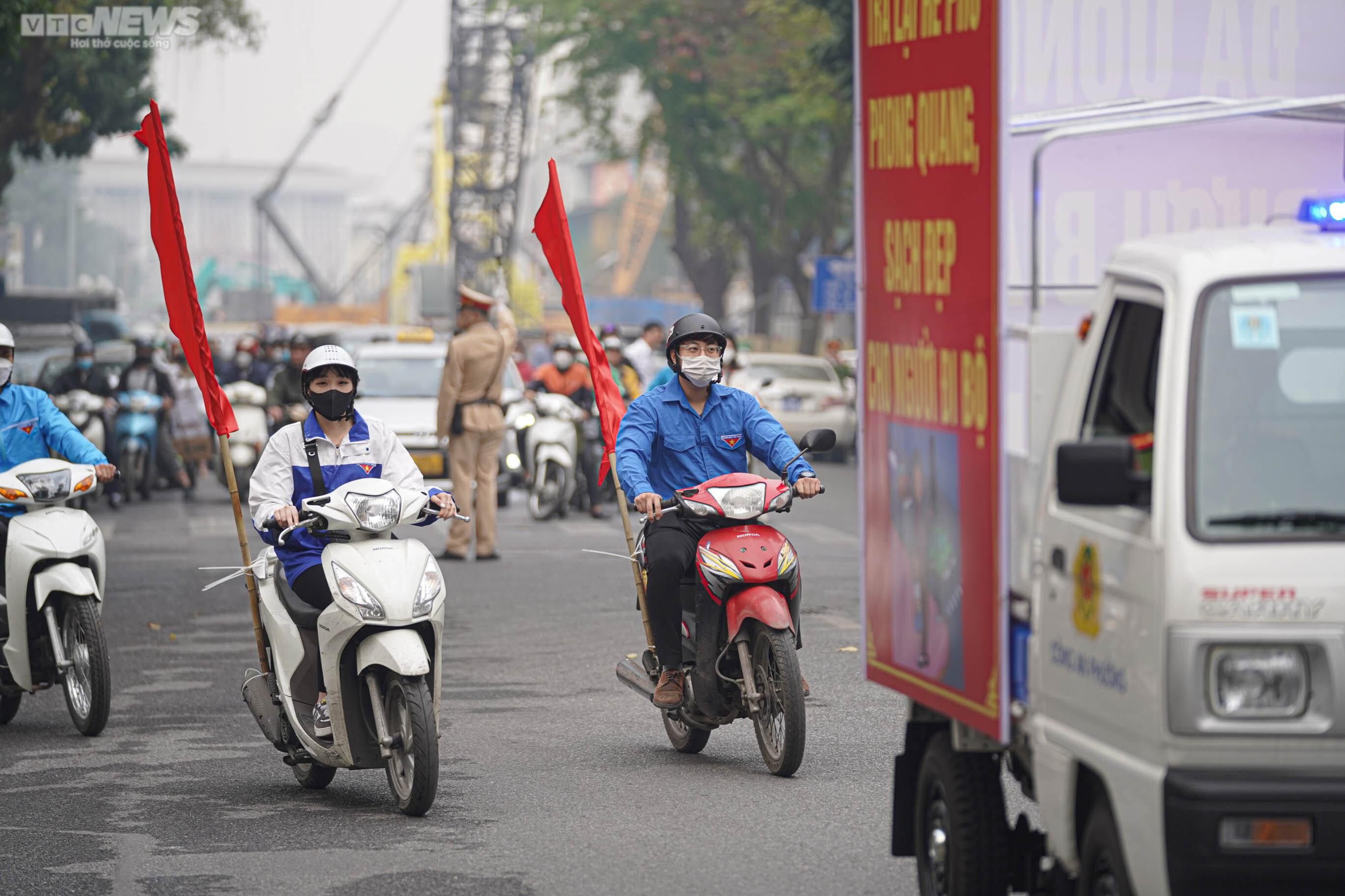 Ngày đầu Hà Nội ra quân giành lại vỉa hè, nhiều chủ cửa hàng bê đồ bỏ chạy - 3
