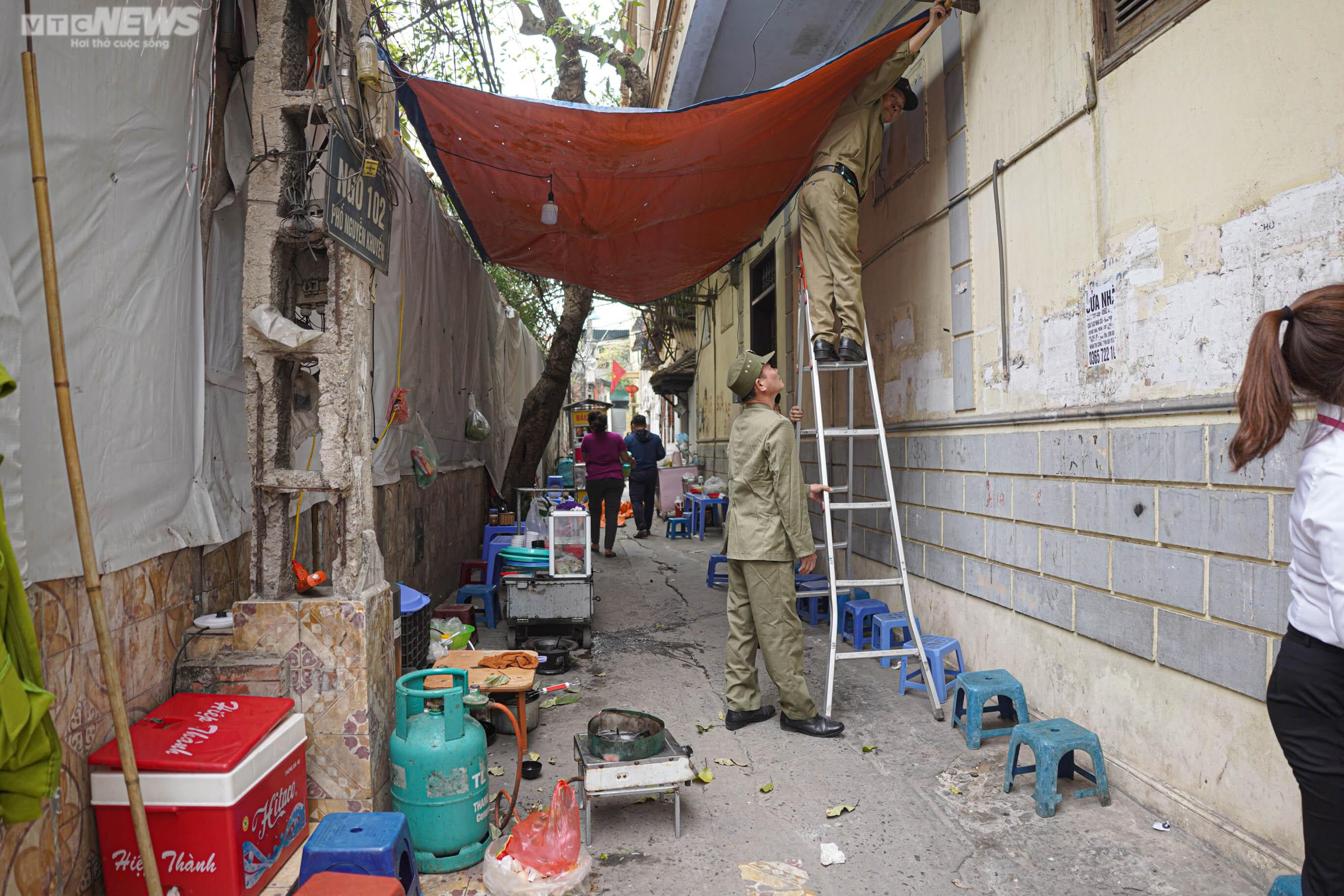 Ngày đầu Hà Nội ra quân giành lại vỉa hè, nhiều chủ cửa hàng bê đồ bỏ chạy - 6