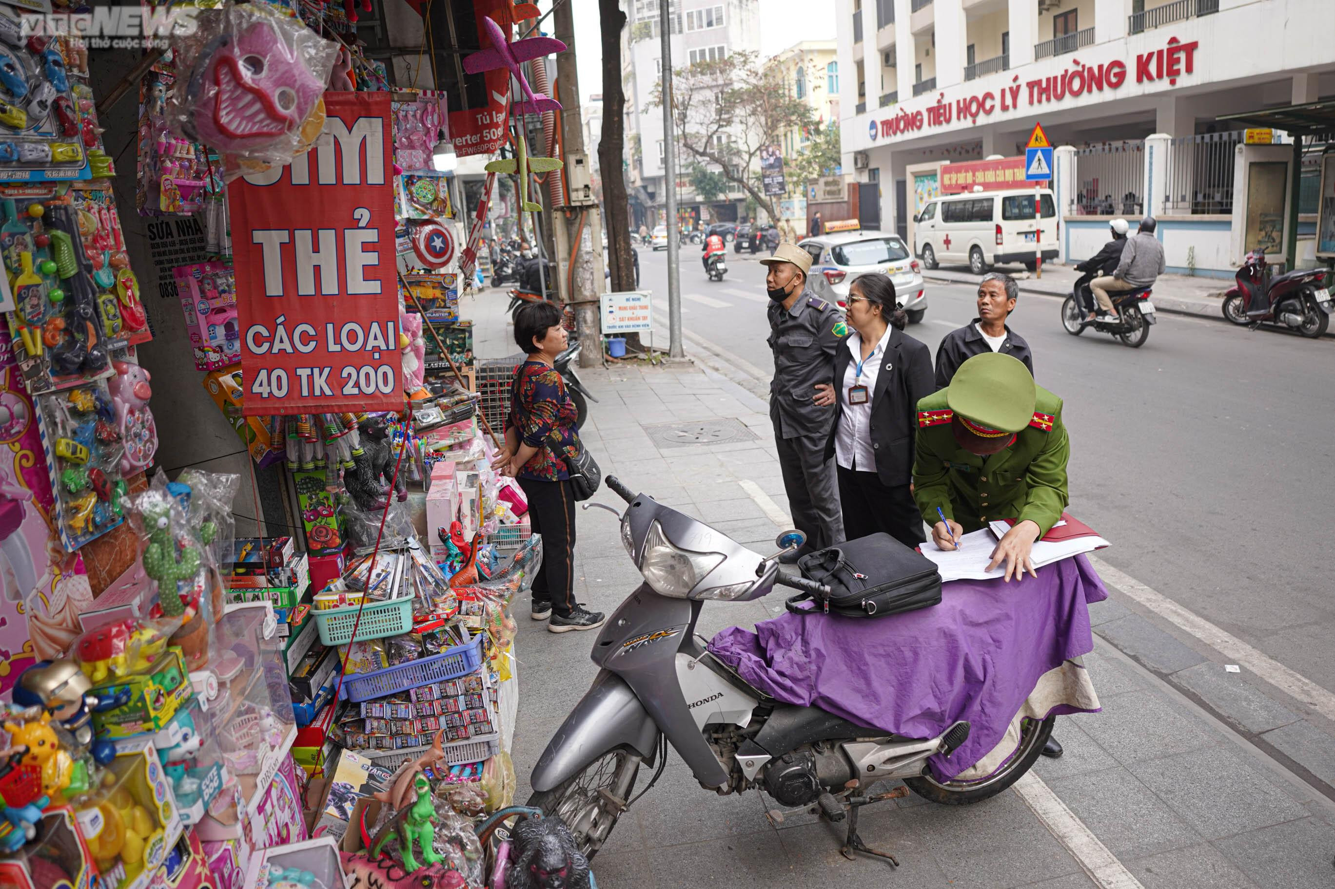 Ngày đầu Hà Nội ra quân giành lại vỉa hè, nhiều chủ cửa hàng bê đồ bỏ chạy - 5