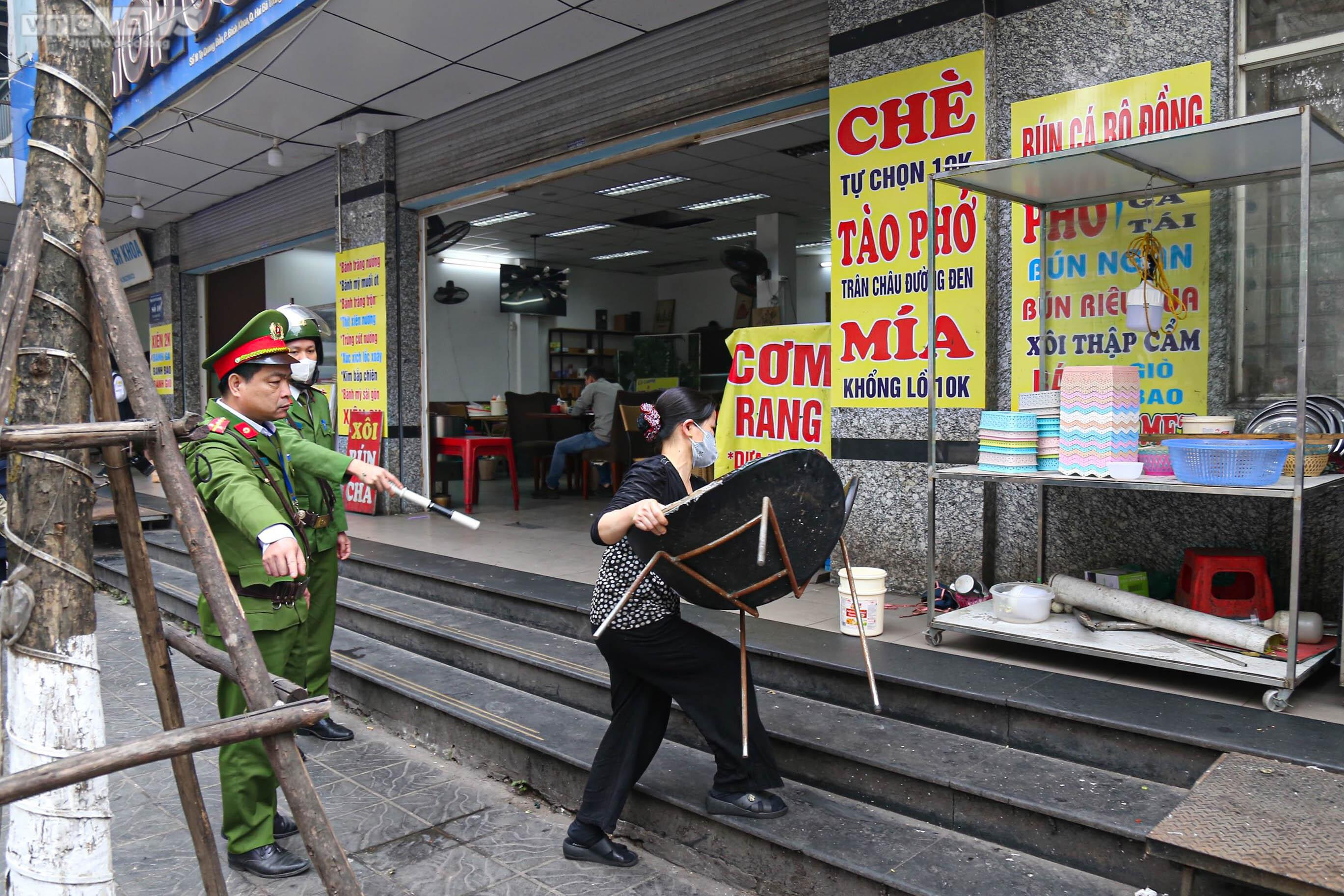 Ngày đầu Hà Nội ra quân giành lại vỉa hè, nhiều chủ cửa hàng bê đồ bỏ chạy - 13