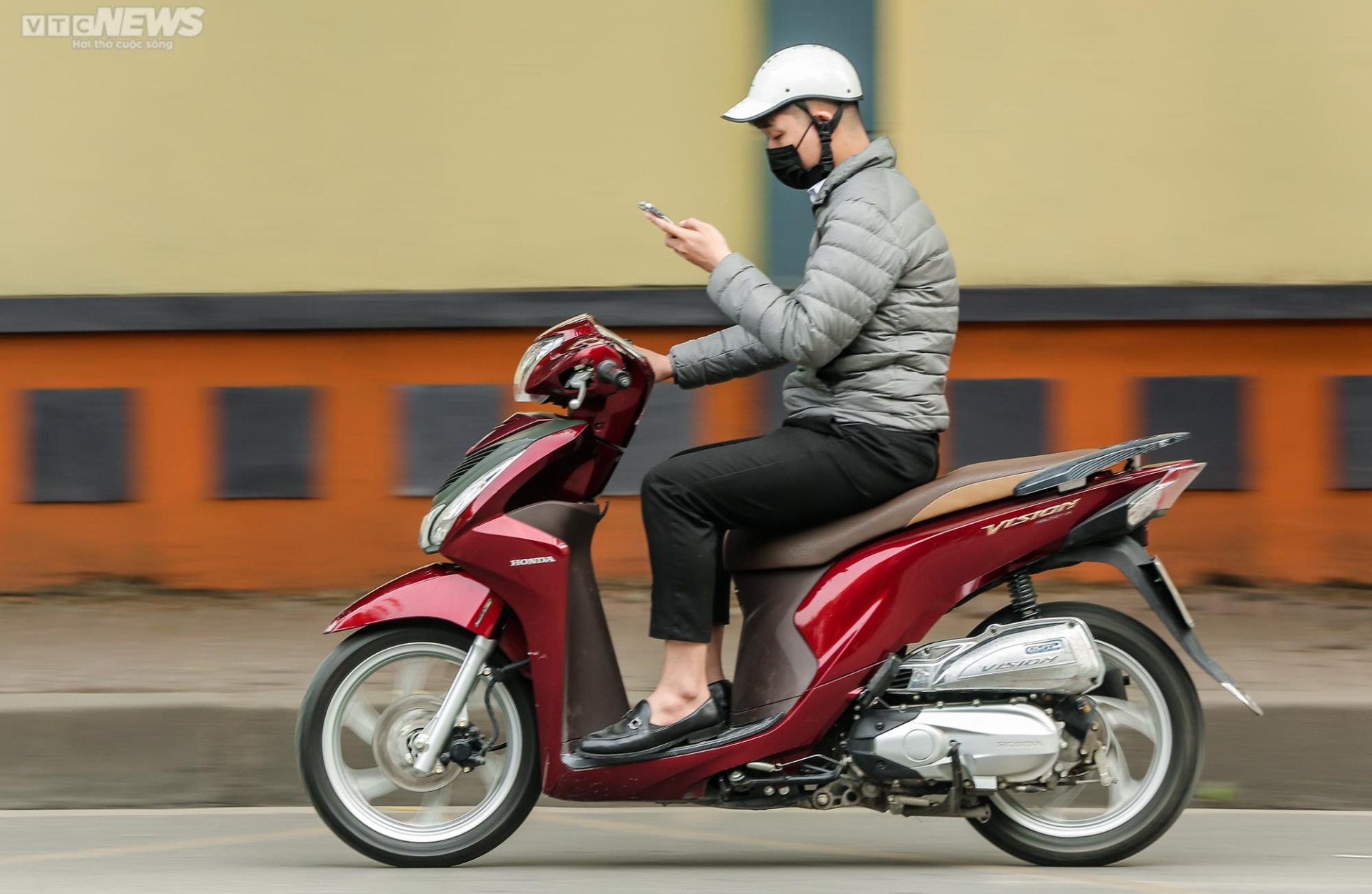 Hà Nội: Người dân vô tư sử dụng điện thoại khi đang lái xe - 7