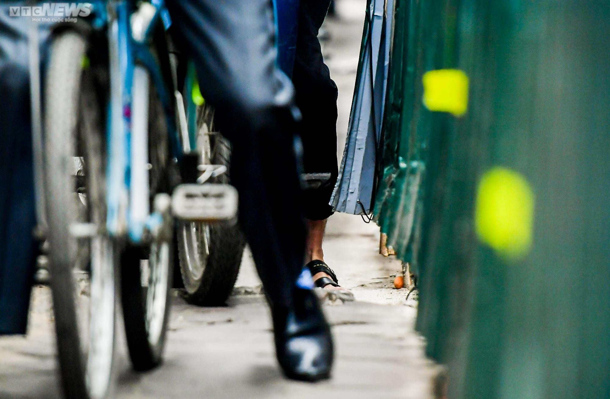 Hà Nội: Người dân chật vật di chuyển trên con đường 'chỉ vừa một xe máy' - 11