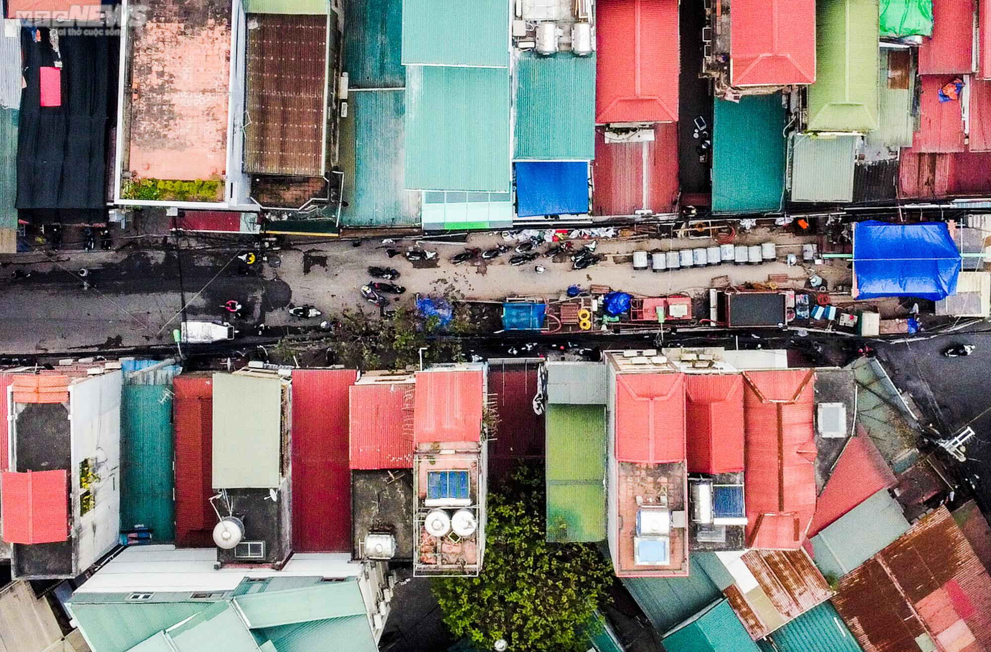 Hà Nội: Người dân chật vật di chuyển trên con đường 'chỉ vừa một xe máy' - 2
