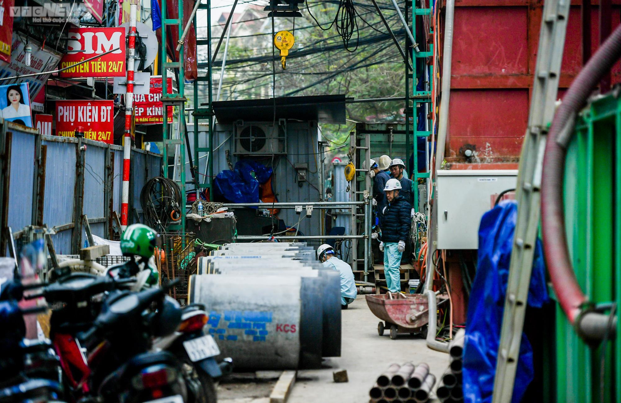 Hà Nội: Người dân chật vật di chuyển trên con đường 'chỉ vừa một xe máy' - 3