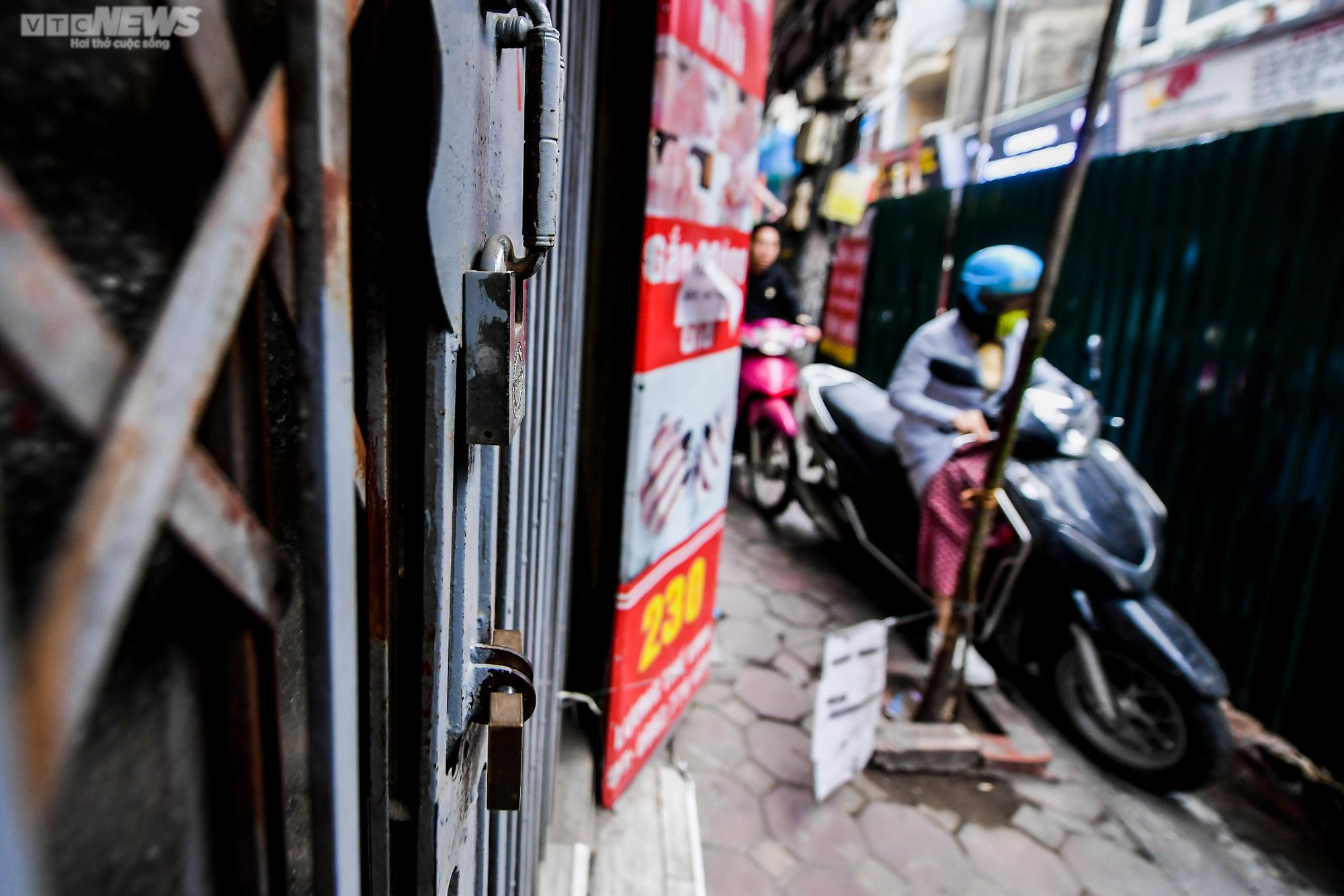 Hà Nội: Người dân chật vật di chuyển trên con đường 'chỉ vừa một xe máy' - 12
