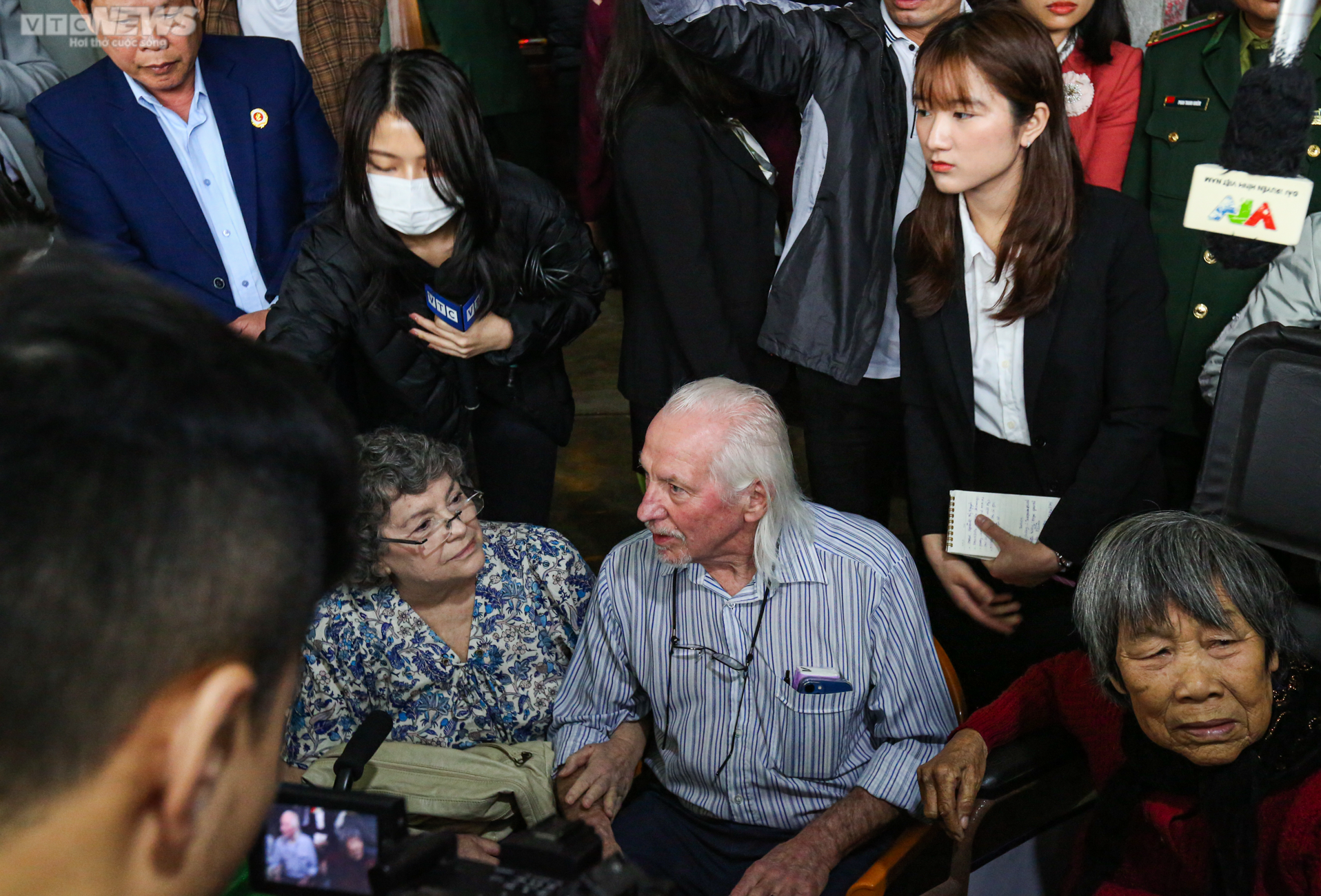 Gia đình liệt sĩ ở Hà Tĩnh đón nhận cuốn sổ được cựu binh Mỹ cất giữ 56 năm - 8