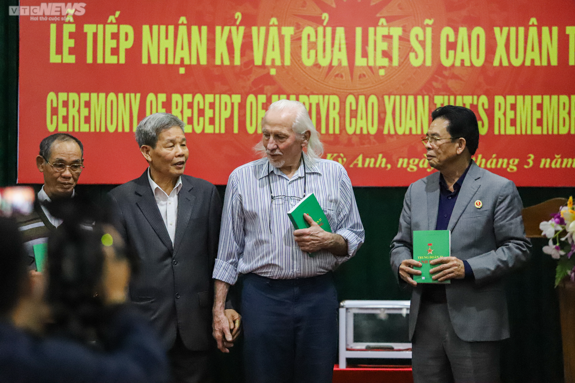 Gia đình liệt sĩ ở Hà Tĩnh đón nhận cuốn sổ được cựu binh Mỹ cất giữ 56 năm - 16