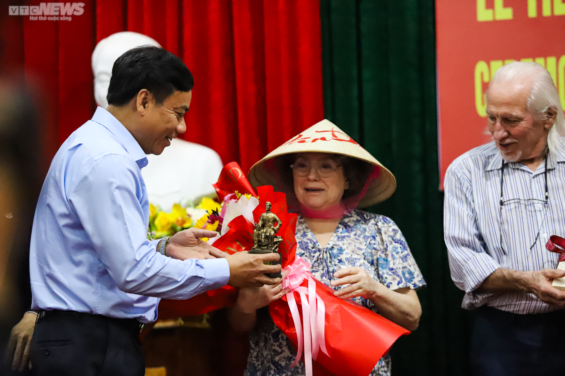 Gia đình liệt sĩ ở Hà Tĩnh đón nhận cuốn sổ được cựu binh Mỹ cất giữ 56 năm - 19