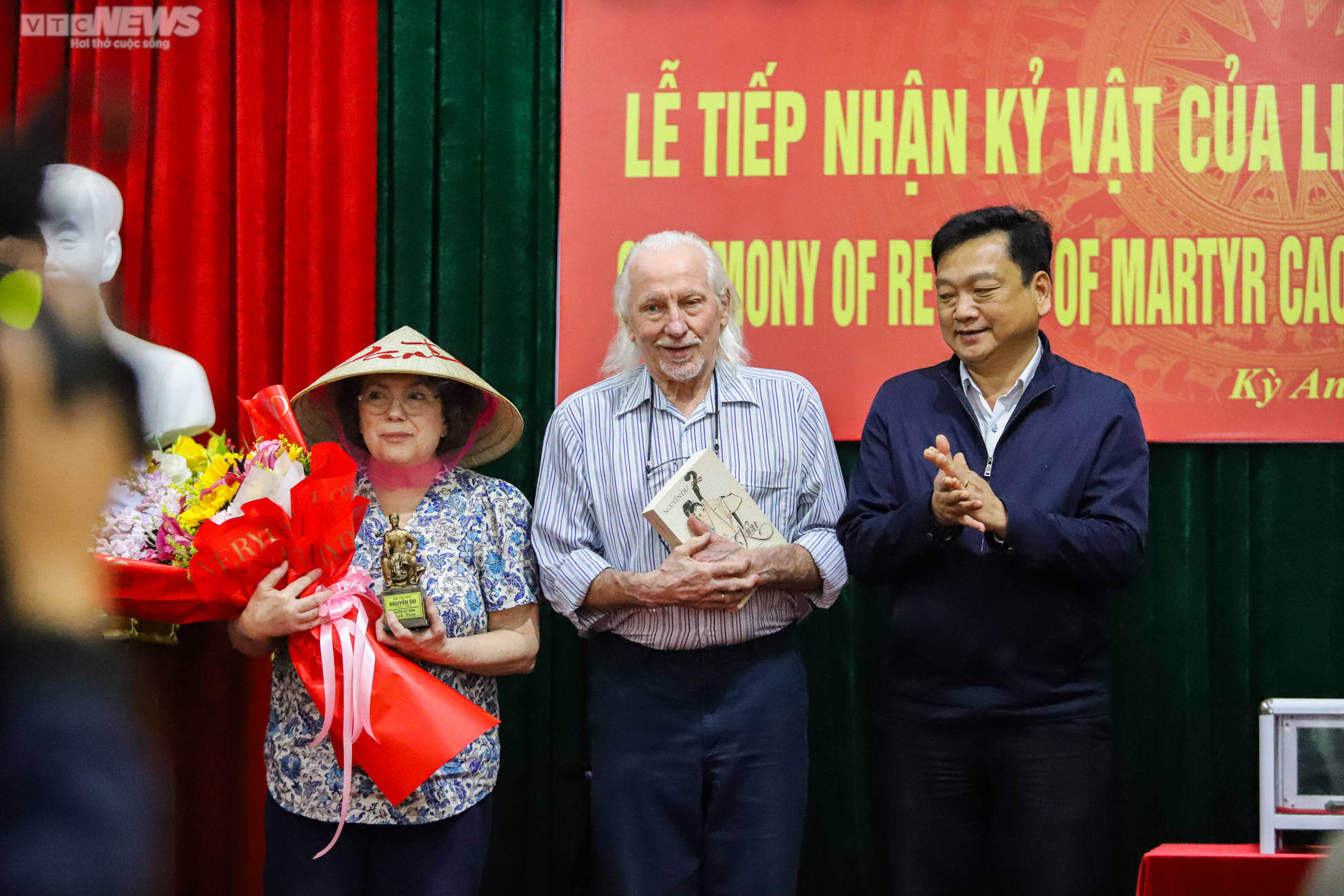 Gia đình liệt sĩ ở Hà Tĩnh đón nhận cuốn sổ được cựu binh Mỹ cất giữ 56 năm - 17