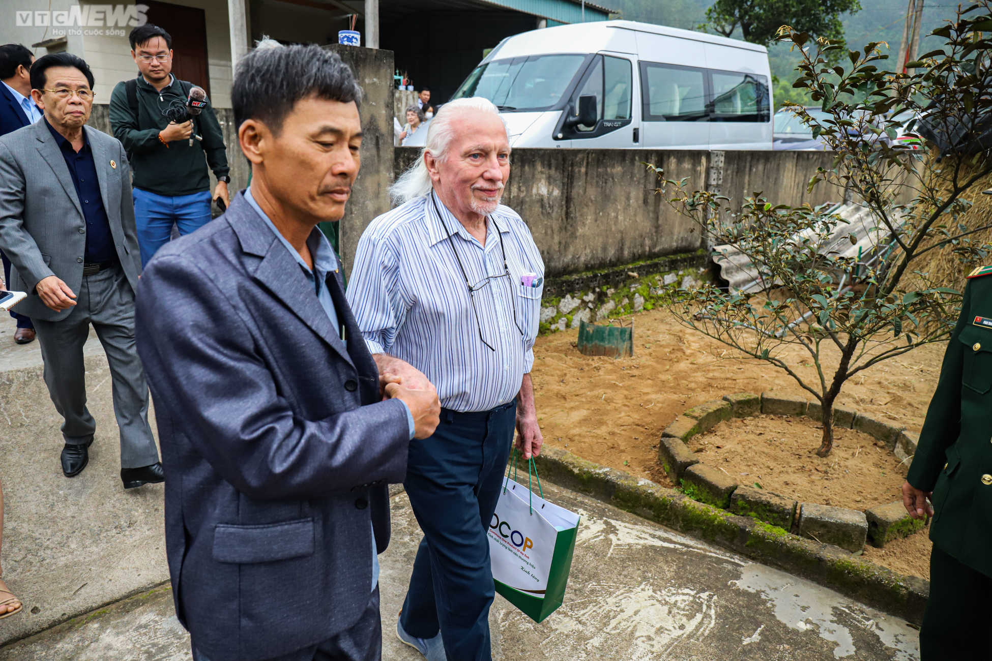 Gia đình liệt sĩ ở Hà Tĩnh đón nhận cuốn sổ được cựu binh Mỹ cất giữ 56 năm - 3