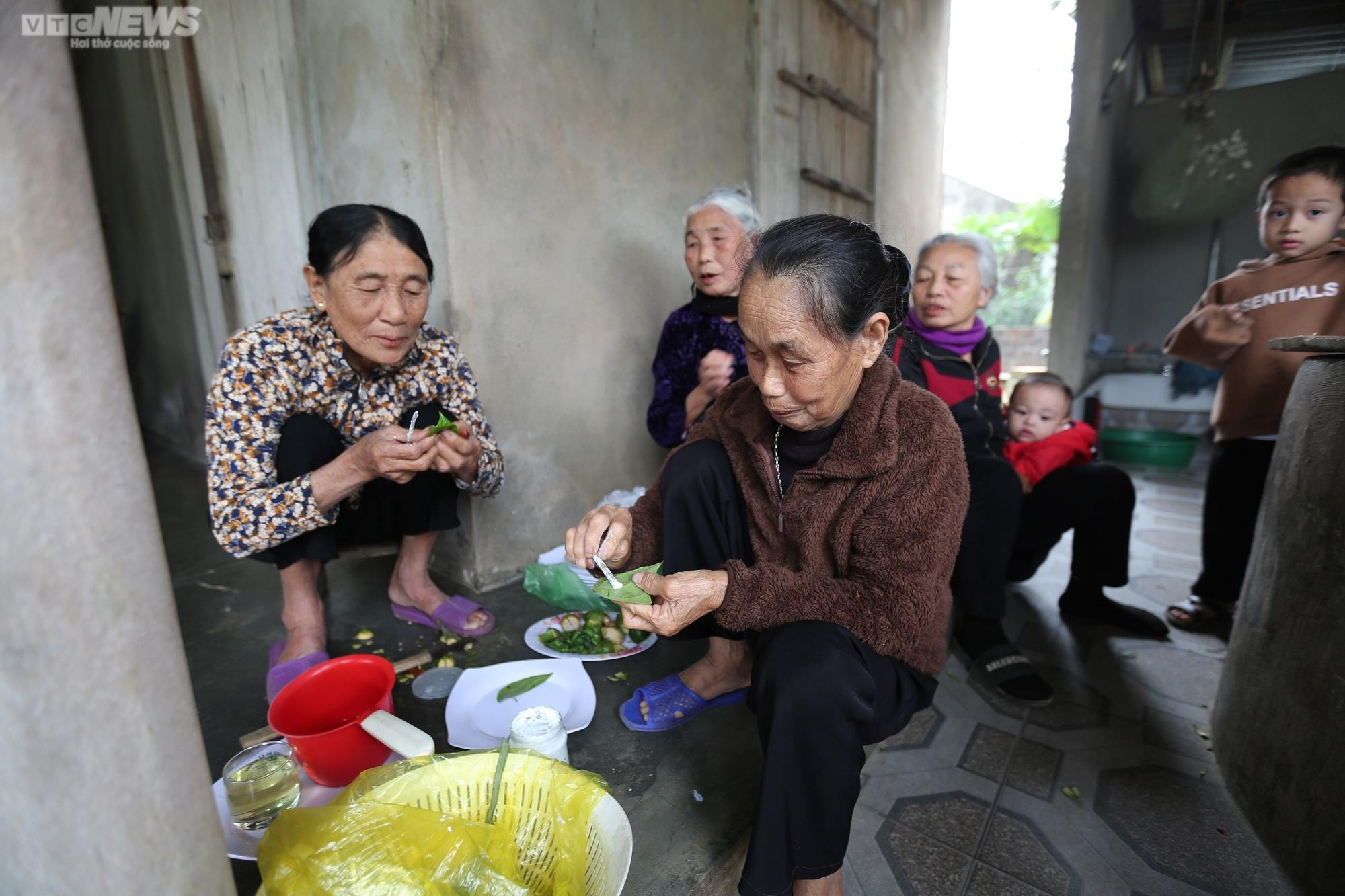 Gia đình liệt sĩ ở Hà Tĩnh đón nhận cuốn sổ được cựu binh Mỹ cất giữ 56 năm - 1