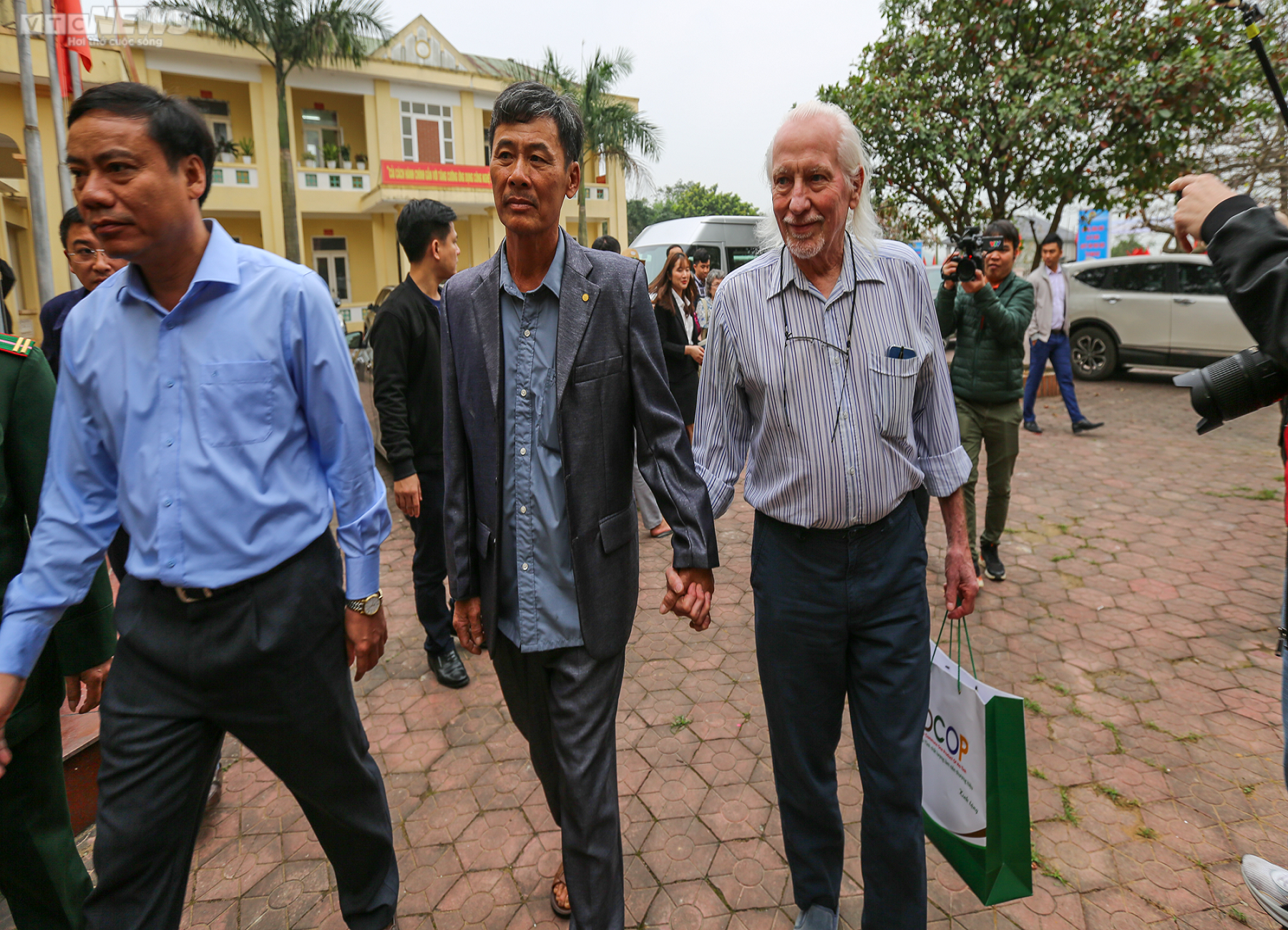 Gia đình liệt sĩ ở Hà Tĩnh đón nhận cuốn sổ được cựu binh Mỹ cất giữ 56 năm - 11