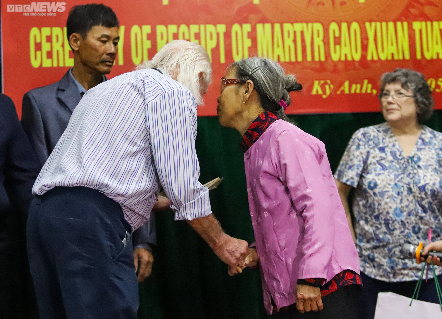 Gia đình liệt sĩ ở Hà Tĩnh đón nhận cuốn sổ được cựu binh Mỹ cất giữ 56 năm - 13