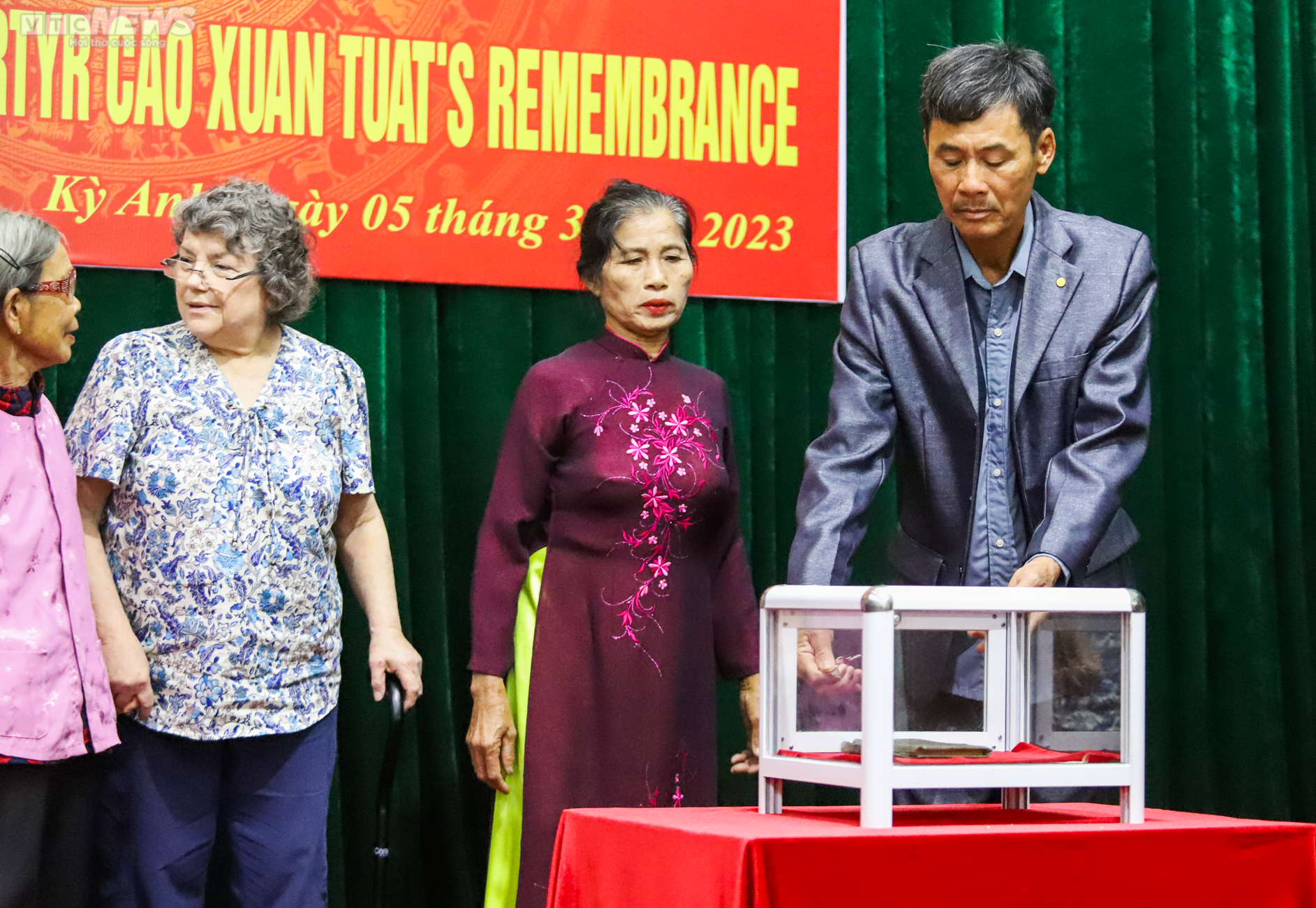 Gia đình liệt sĩ ở Hà Tĩnh đón nhận cuốn sổ được cựu binh Mỹ cất giữ 56 năm - 20