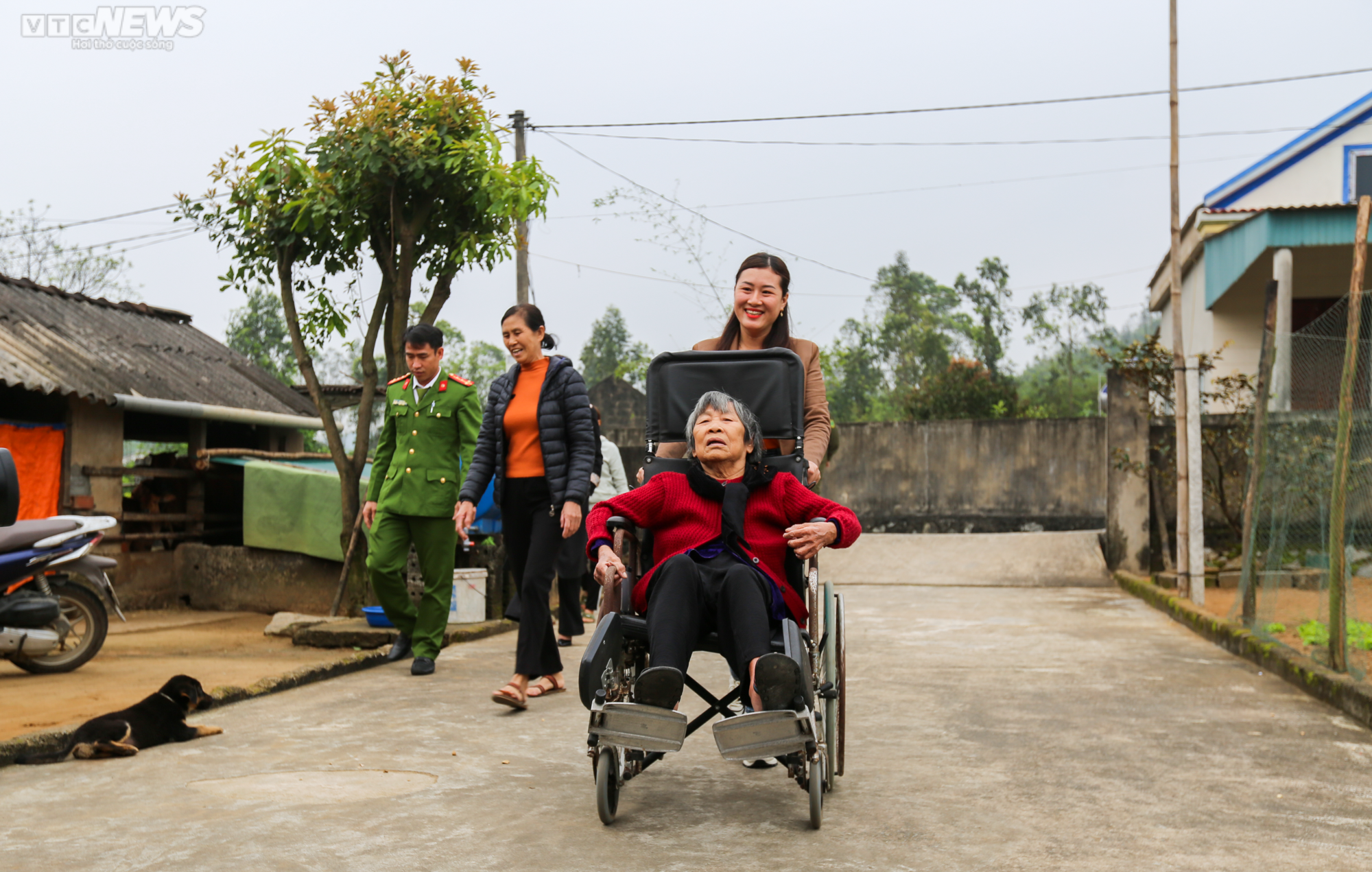 Gia đình liệt sĩ ở Hà Tĩnh đón nhận cuốn sổ được cựu binh Mỹ cất giữ 56 năm - 2