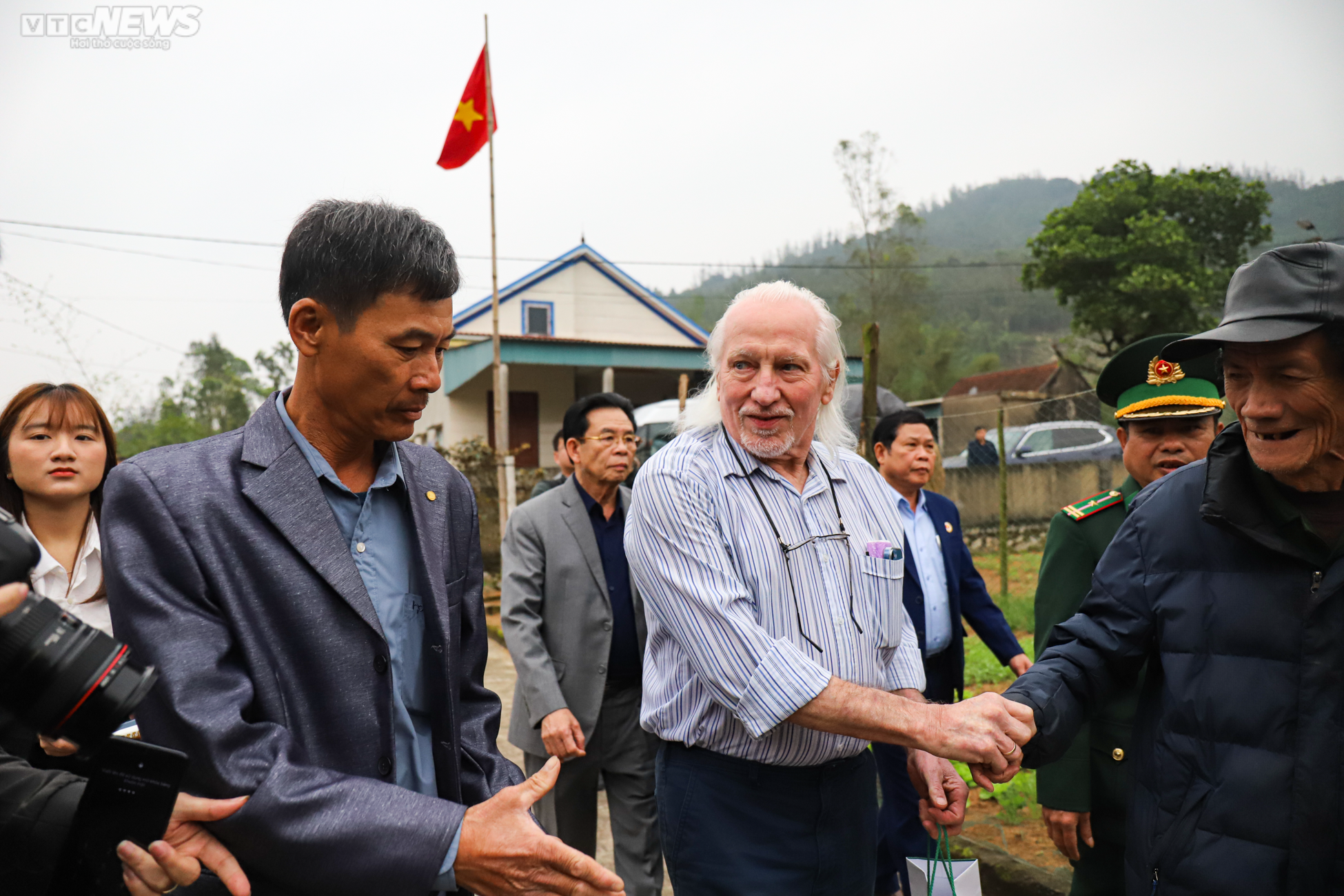 Gia đình liệt sĩ ở Hà Tĩnh đón nhận cuốn sổ được cựu binh Mỹ cất giữ 56 năm - 4