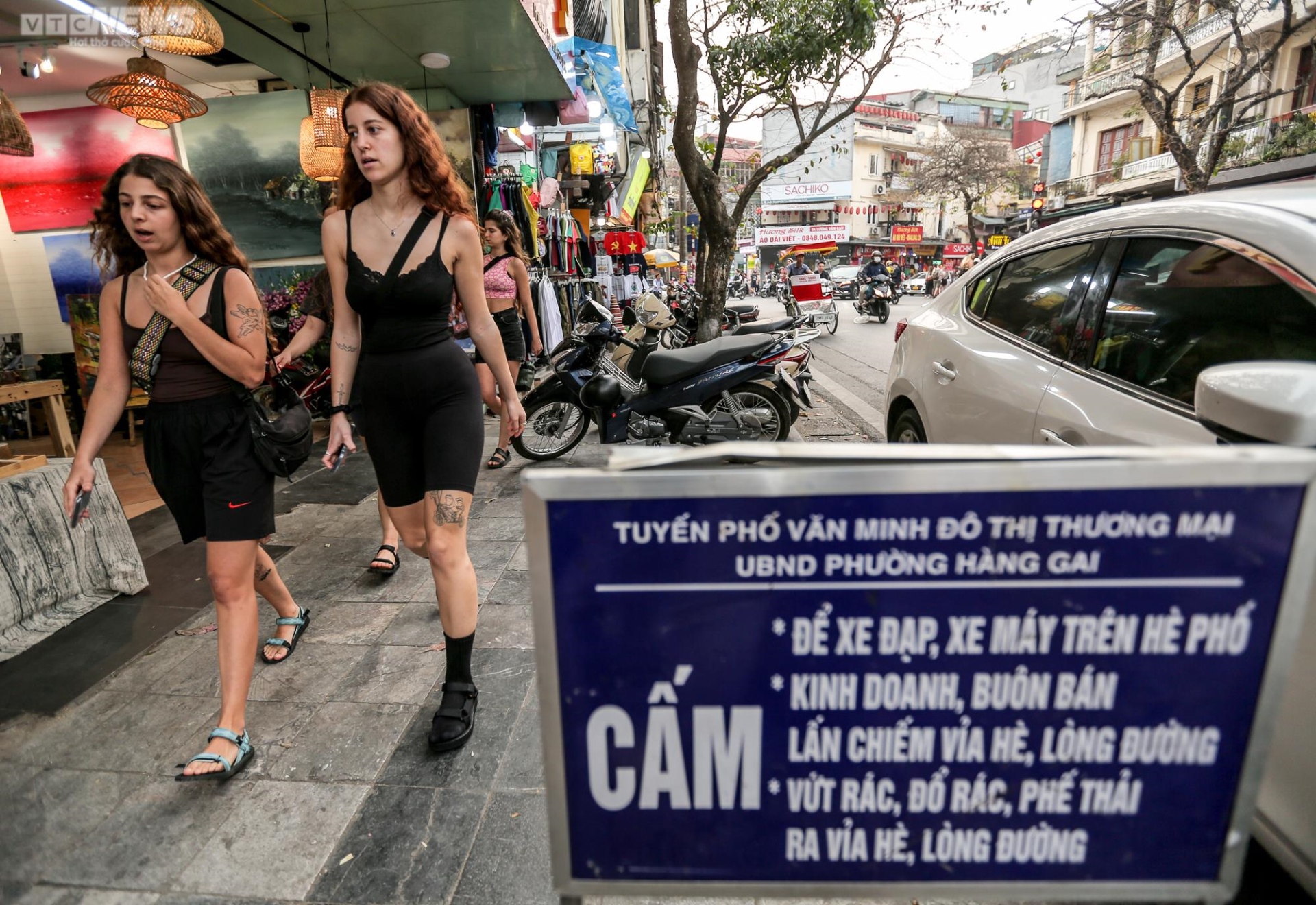 Đội dẹp vỉa hè vừa đi, hàng quán lại đua nhau lấn chiếm - 3