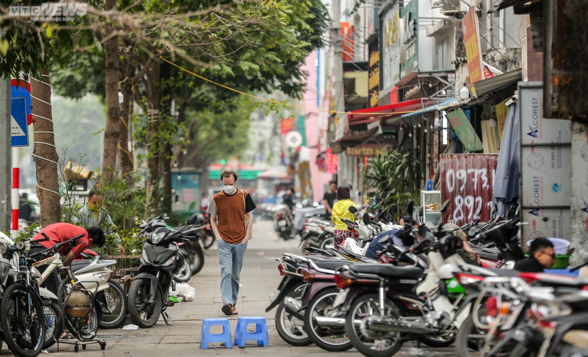 Đội dẹp vỉa hè vừa đi, hàng quán lại đua nhau lấn chiếm - 6