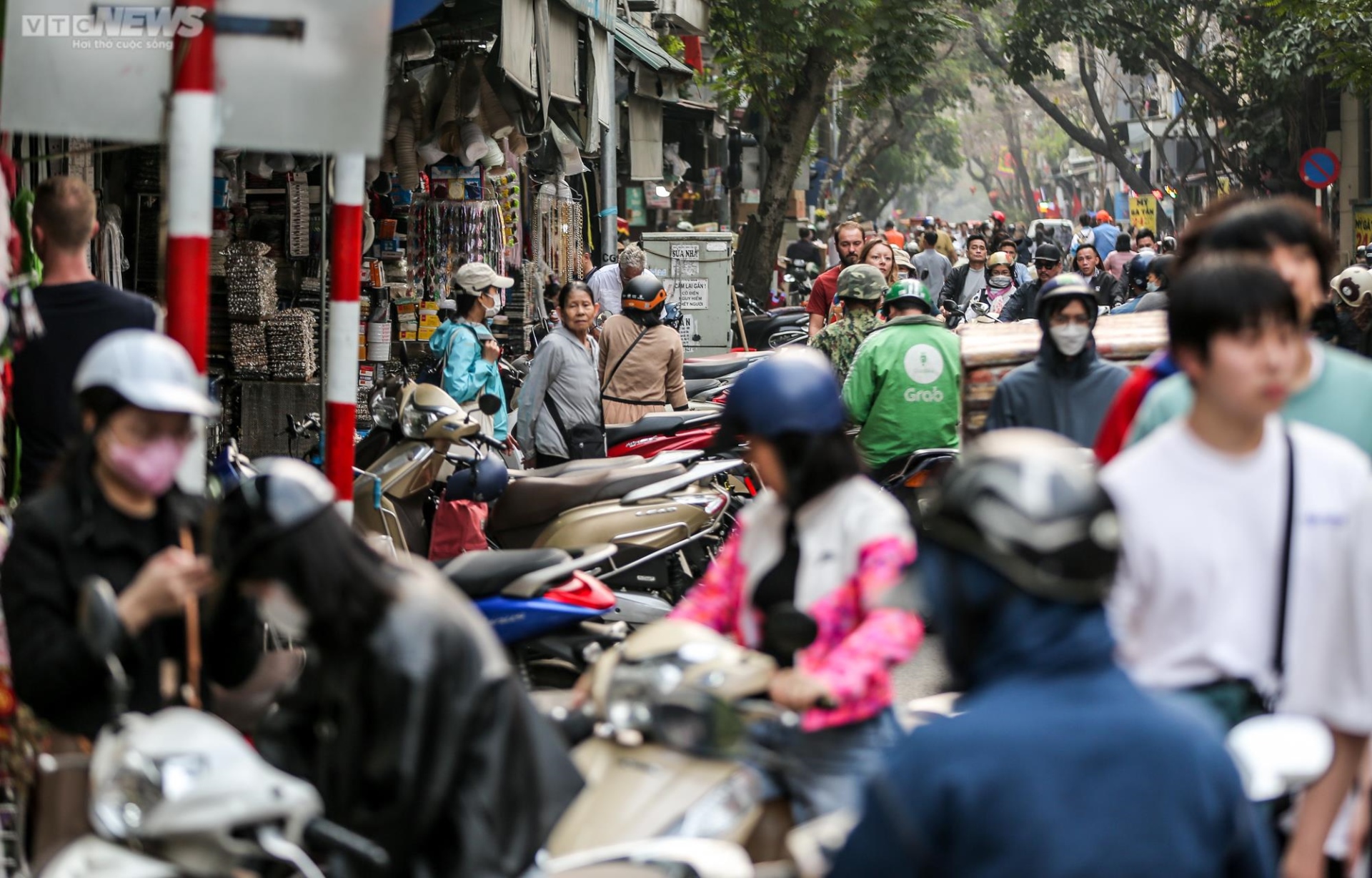 Đội dẹp vỉa hè vừa đi, hàng quán lại đua nhau lấn chiếm - 2
